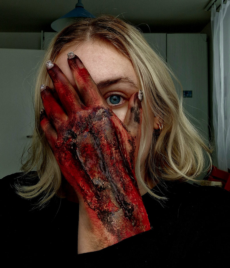 JE BLUTIGER, DESTO BESSER  von Ellen Reif