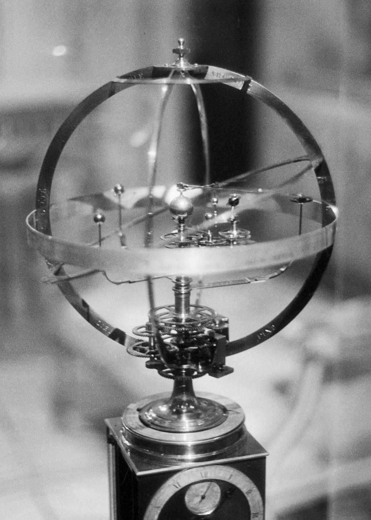 Astrolabe, 14cm x 20cm, acier, 2024, "Carcasse" groupshow, La Mercerie, Bruxelles, BE