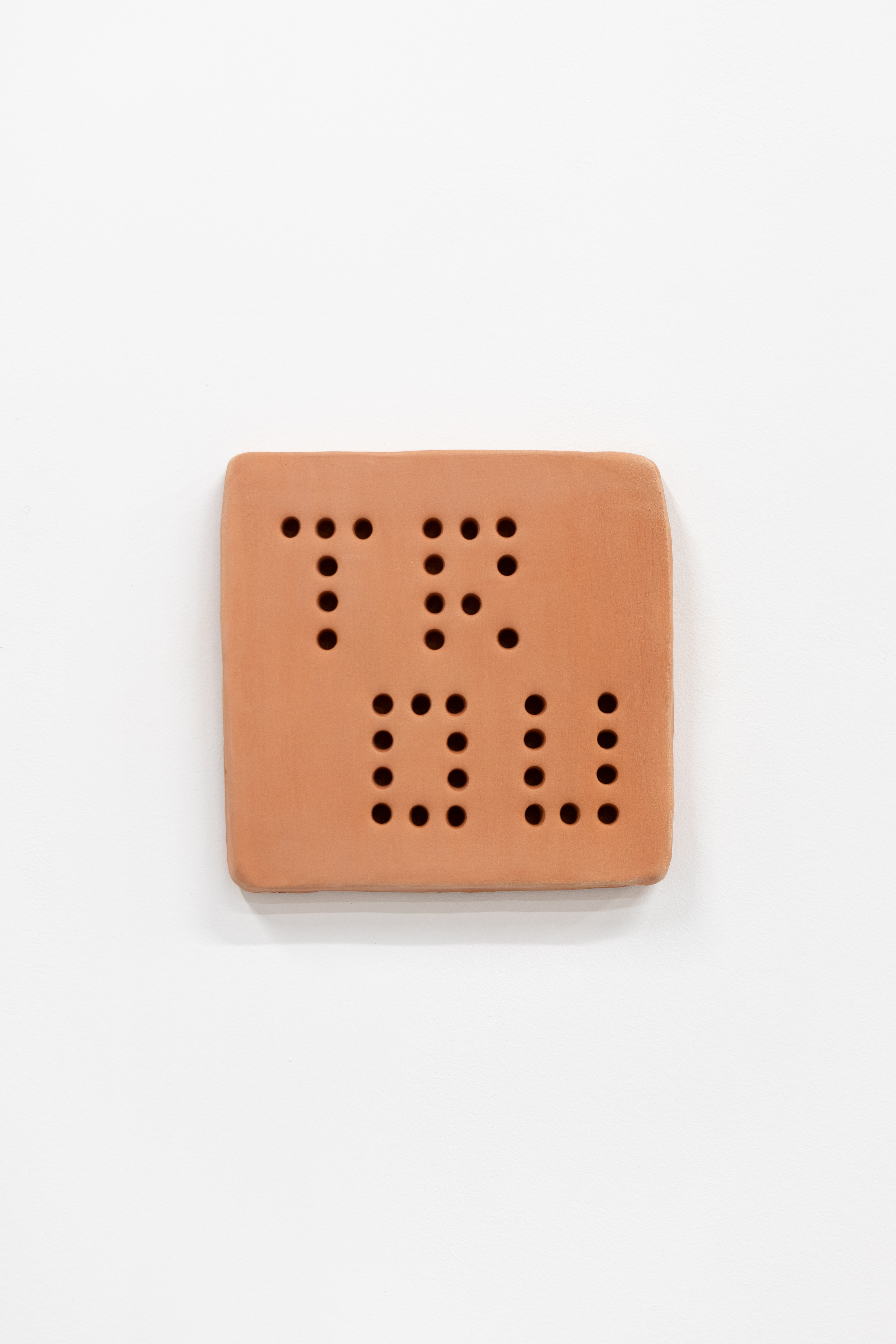 Trou, plaque, ligne 34, terracotta, 21,9 x 22,5 x 2,5 cm, 2025.
