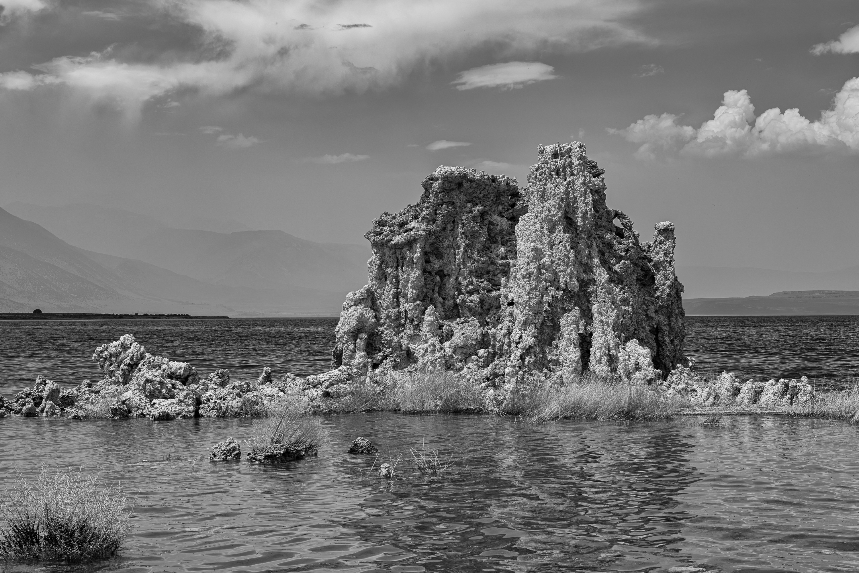 Mono lake, Sierra Nevada en Californie,13 km à l’est du parc du Yosemite. Composé de Tufas, le lac est très chargé en sel. 