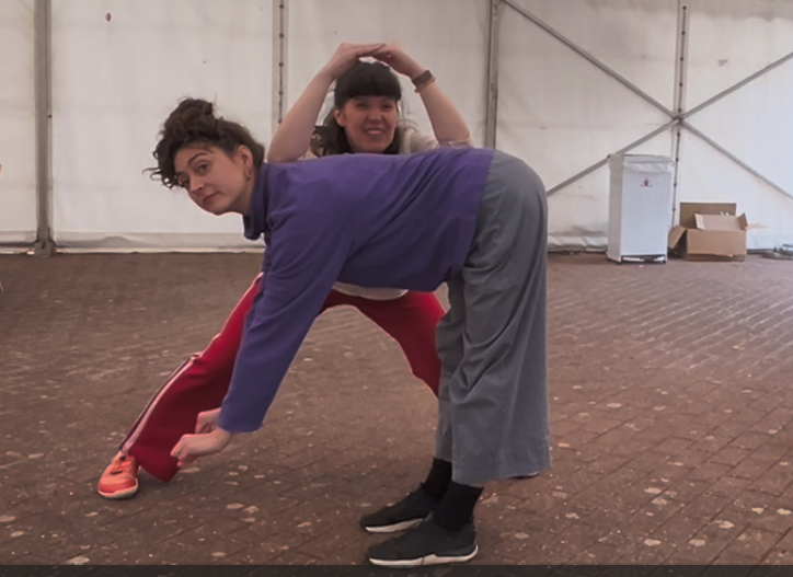 Eek & Wild in action! Performance practice: camel dance