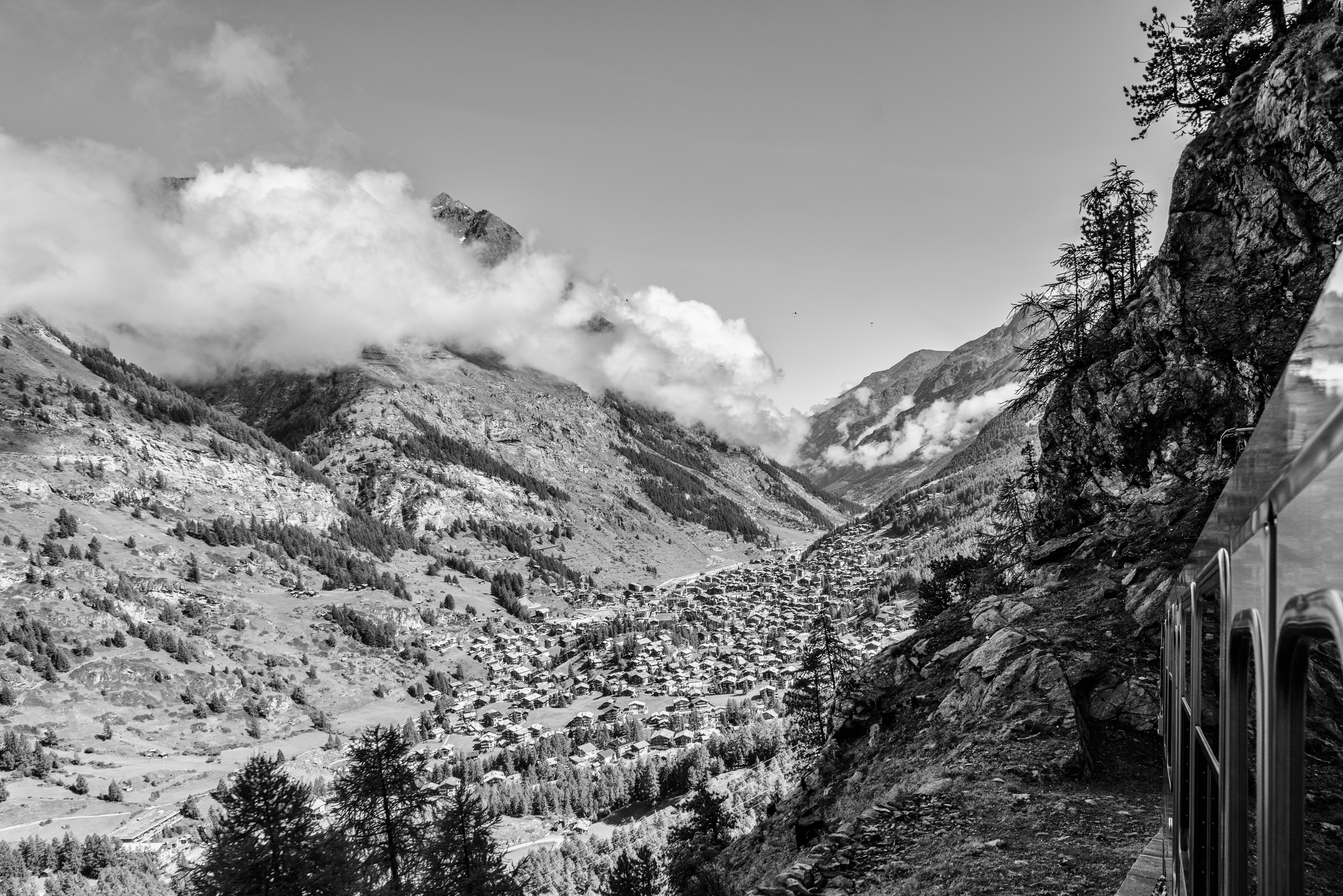Gornergrat Bahn (train à crémaillère de 9,34 km) vous emmène à 3089m d'altitude. Sensationnel. Arrivée à Zermatt.