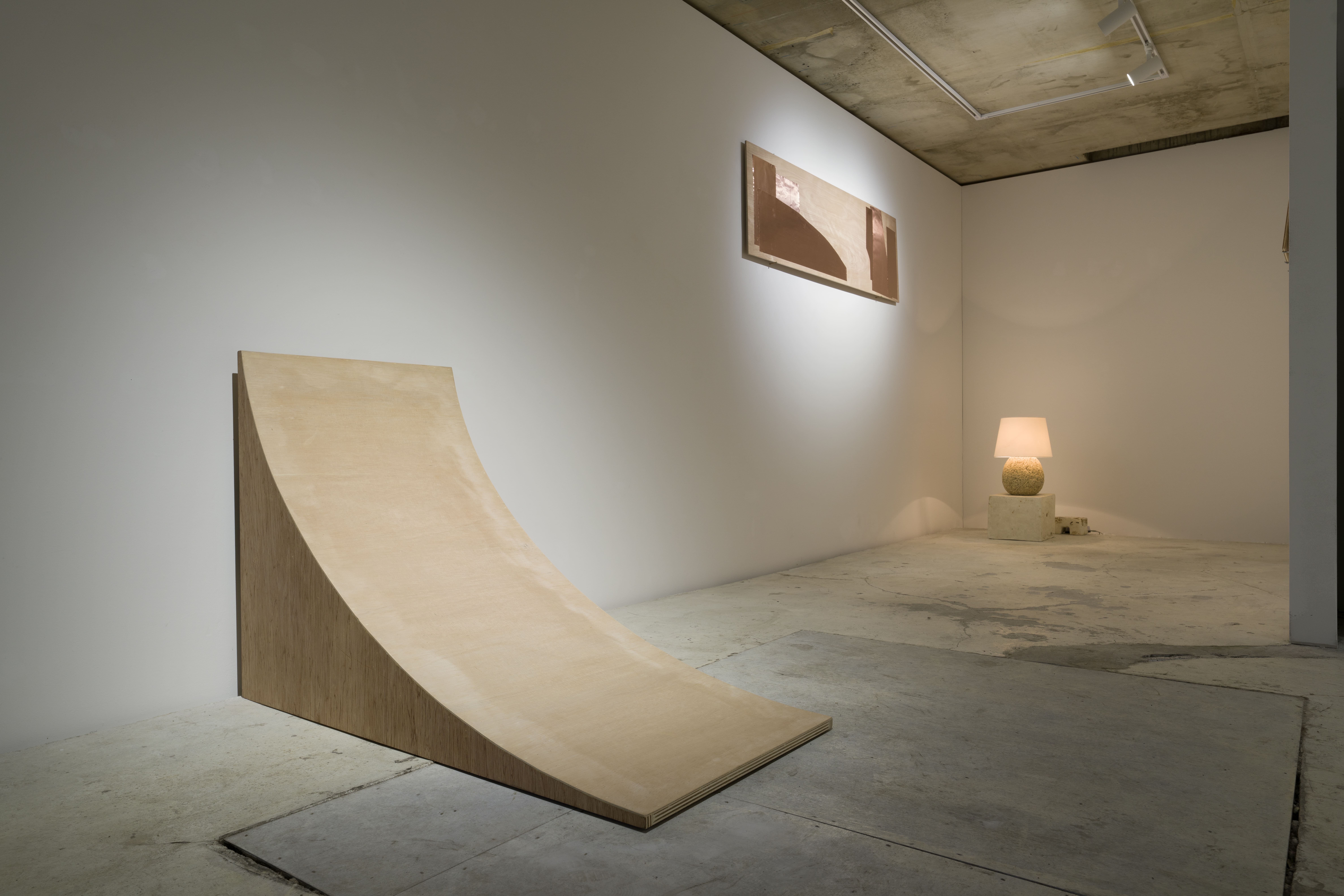 《Beneath, Upon, Beyond》(2025, 오온) 기획전 전경 