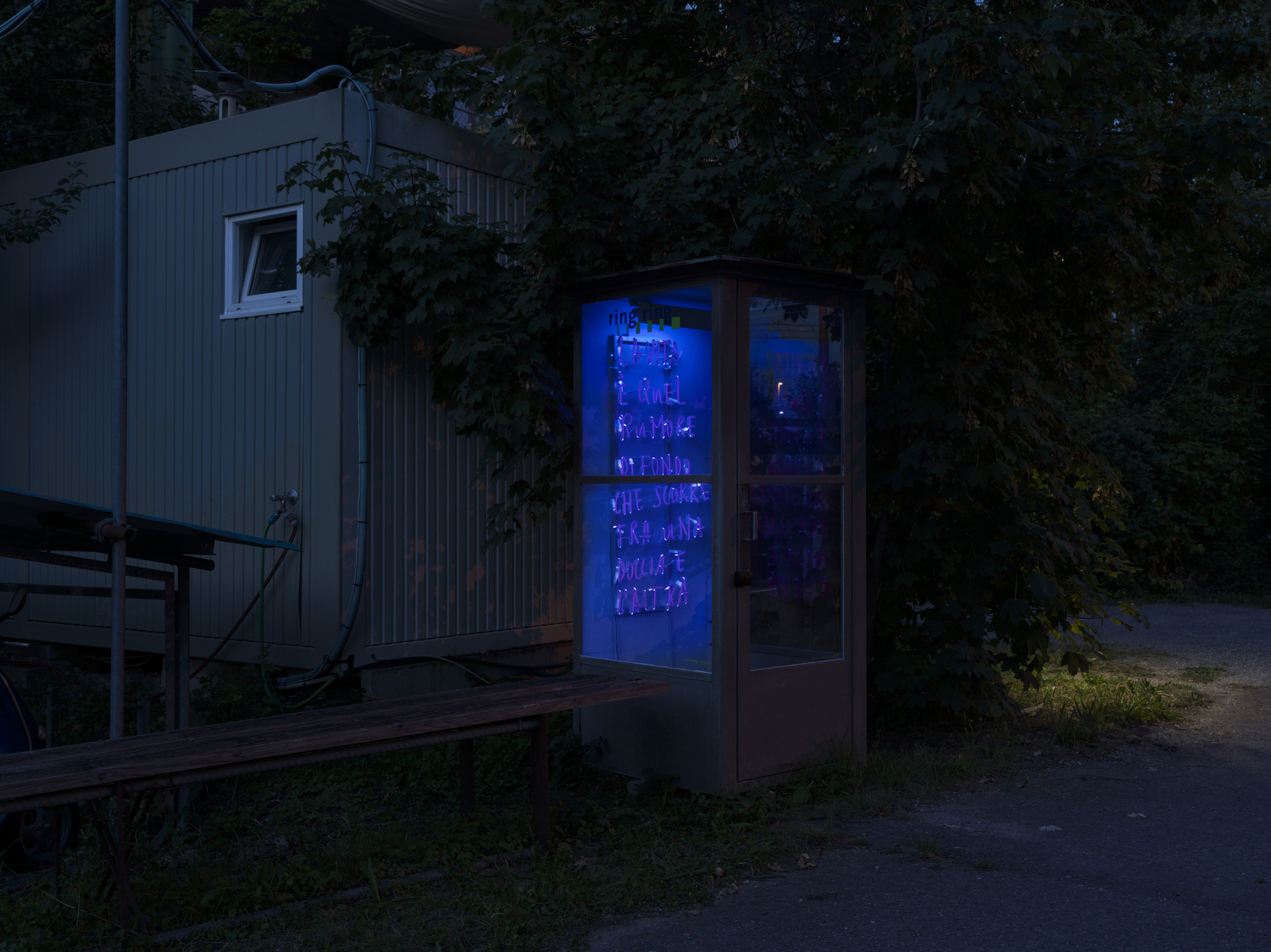 Un luogo qualunque, Installation auf Aluminium mit Neonschrift, 130 × 60 × 5 cm, Zürich, 2023.