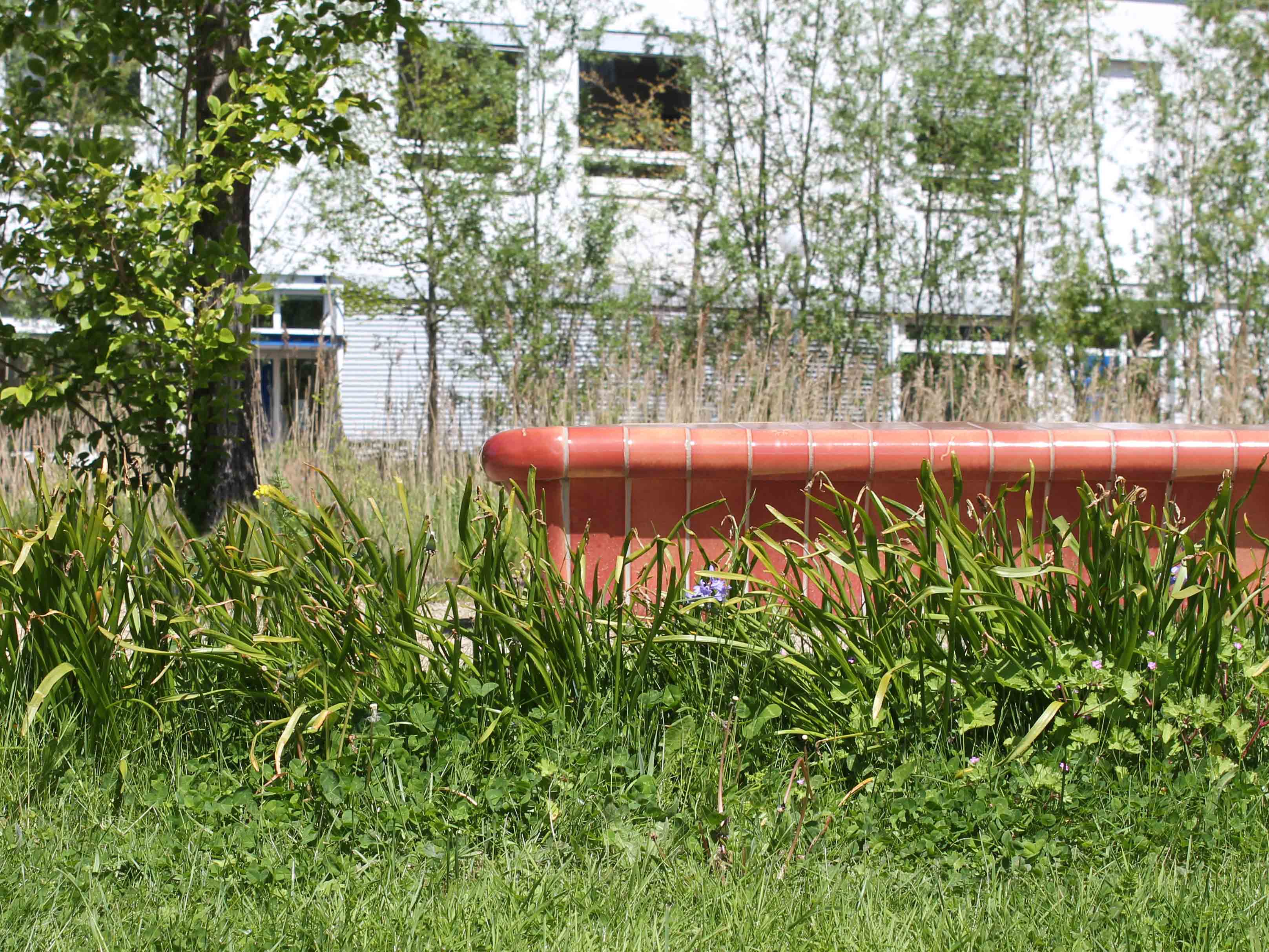 Leeuwenhoek Bench90 meter long version of the brick bench with a glaze that gradually changes from green to red.&nbsp;