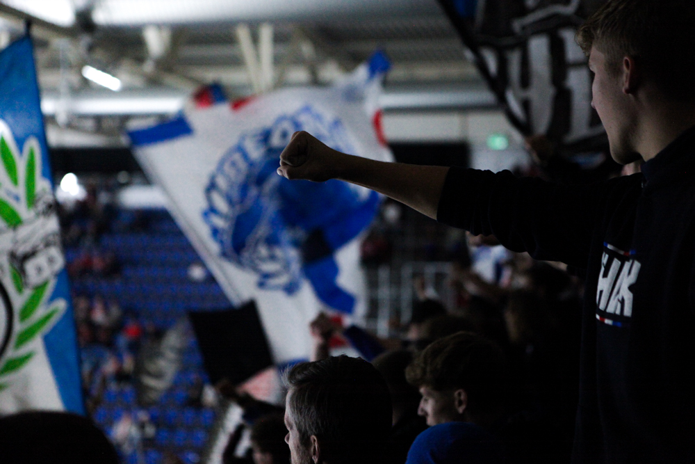 ZWISCHEN FANS UND F&Auml;USTEN  von Shania Lustenberger