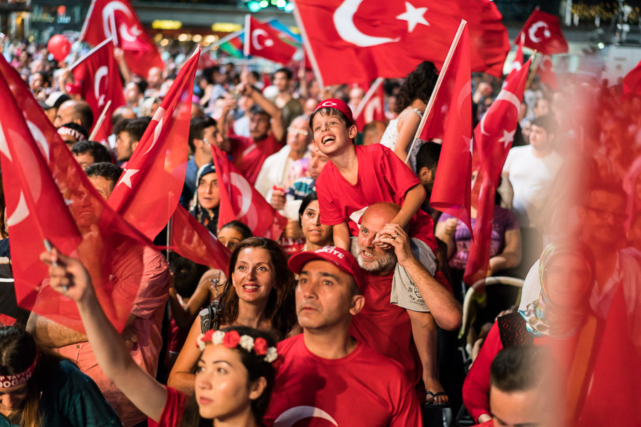 Istanbul, place Taksim. Rassemblement de soutien &agrave; Erdogan, deux semaines apr&egrave;s le coup d'&eacute;tat.