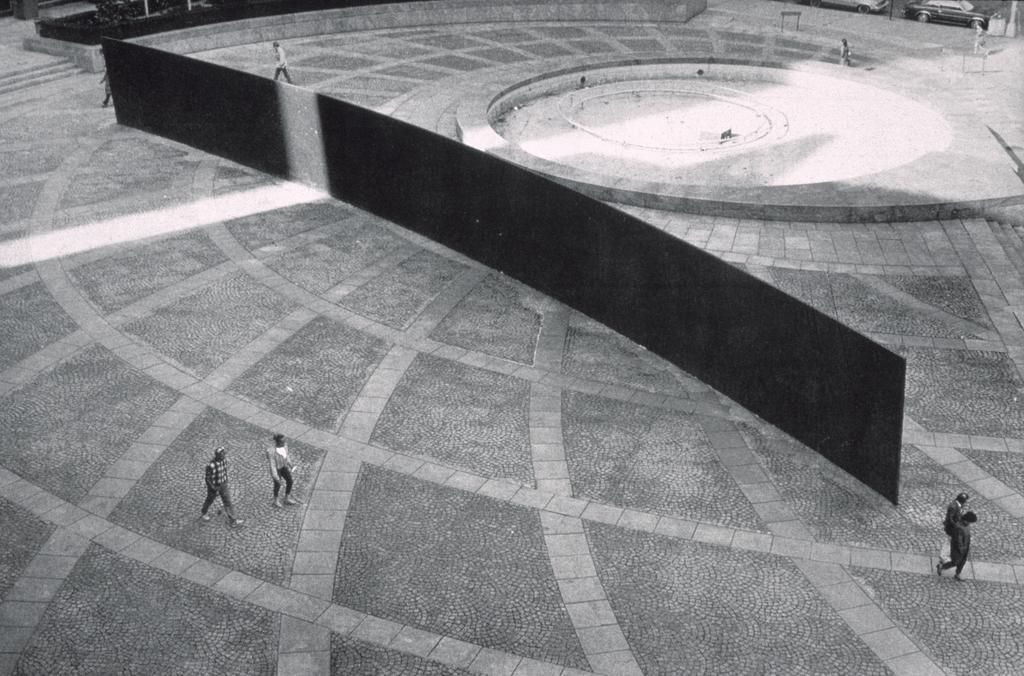 Figura 4: Tilted Arc, Richard Serra, 1981. Escultura em aço (36,6m X 3,6 m). Federal Plaza, Nova Iorque, EUA.