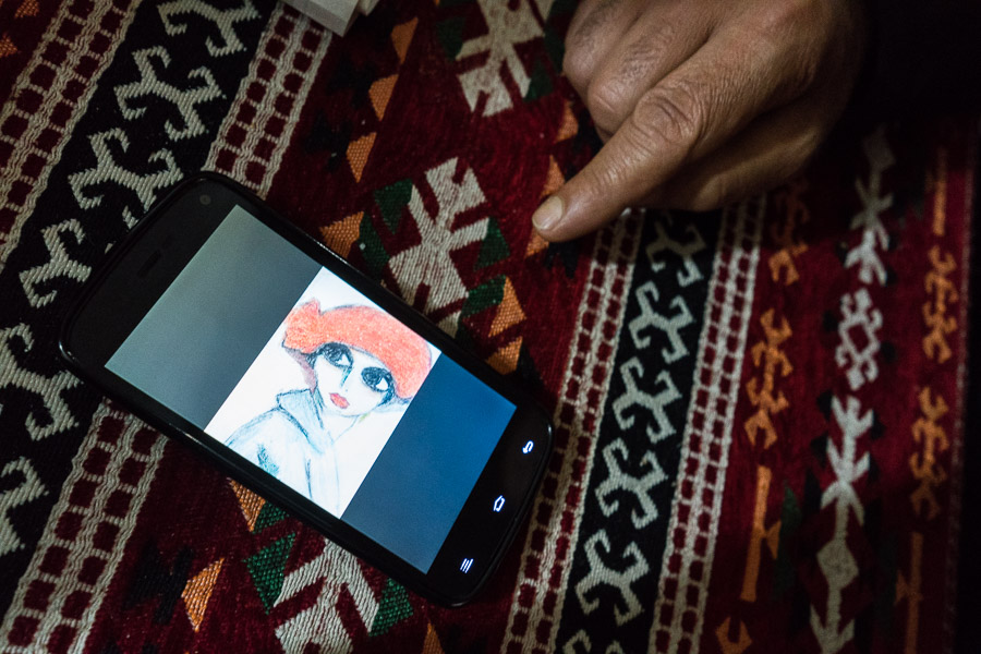 Diyarbakir (Amed), Quartier de Sur. Dessin de Rozerin Chukur.  Elle avait presque 17 ans quand elle a &eacute;t&eacute; tu&eacute;e. Il la pr&eacute;sente comme une jeune fille vivante, qui aimait l'&eacute;cole, l'art, &eacute;crire, et s'int&eacute;ressait &agrave; l'histoire de sa famille, forc&eacute;e de quiter son village durant la guerre civile des ann&eacute;es 90. D&eacute;but d&eacute;cembre, Rozerin, qui habitait un autre quartier, est partie &eacute;tudier chez une amie &agrave; Sur, mais celle-ci se pr&eacute;parait &agrave; partir. Elle n'a pas eu le temps de rentrer chez elle avant que la police ne d&eacute;cr&egrave;te un couvre-feu sur le quartier. Pendant quelques jours, elle a  &eacute;t&eacute; h&eacute;berg&eacute;e par une famille, jusqu'&agrave; ce qu'un sniper l'abatte sur le perron de la porte, alors qu'elle prenait l'air dans le jardinet de la maison o&ugrave; elle s'abritait. La famille qui l'h&eacute;bergeait a t&eacute;l&eacute;phon&eacute; &agrave; son p&egrave;re pour l'informer que son corps, avec d'autres, avait &eacute;t&eacute; enterr&eacute; par les YPS (jeunes combattants kurdes du quartier qui avaient d&eacute;clar&eacute; l'autonomie) faute de pouvoir &ecirc;tre r&eacute;cup&eacute;r&eacute; et sorti du district, la police l'interdisant. Son p&egrave;re craint que ses restes ne soient emmen&eacute;s avec les d&eacute;bris des combats et enterr&eacute;s dans un espace pr&egrave;s de l'universit&eacute;.