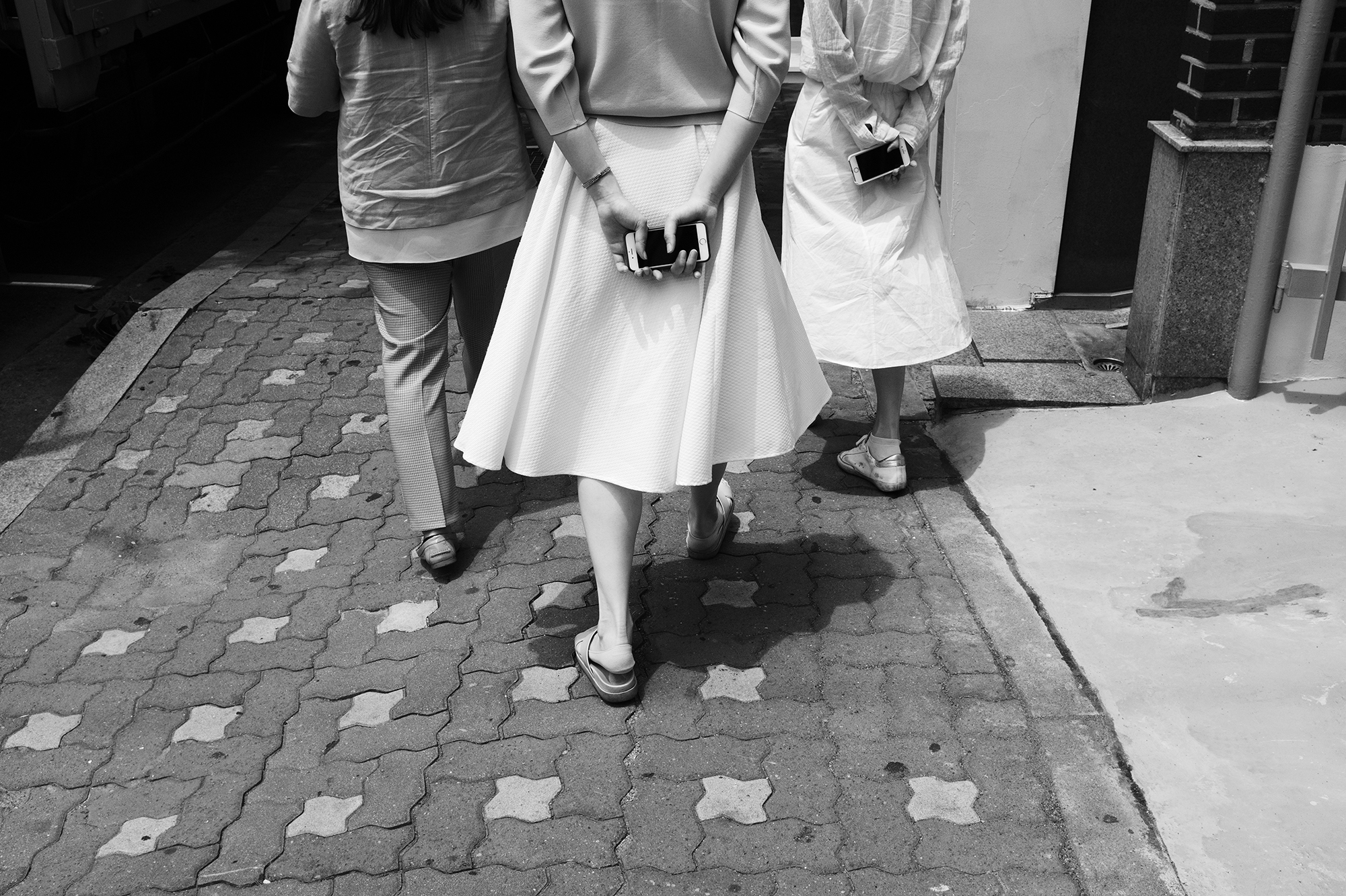 Philippe-Sarfati-early-work-photography-photographer-street-documentary-black-and-white-seoul-south-korea-women-walking-smartphone-precious-held-back