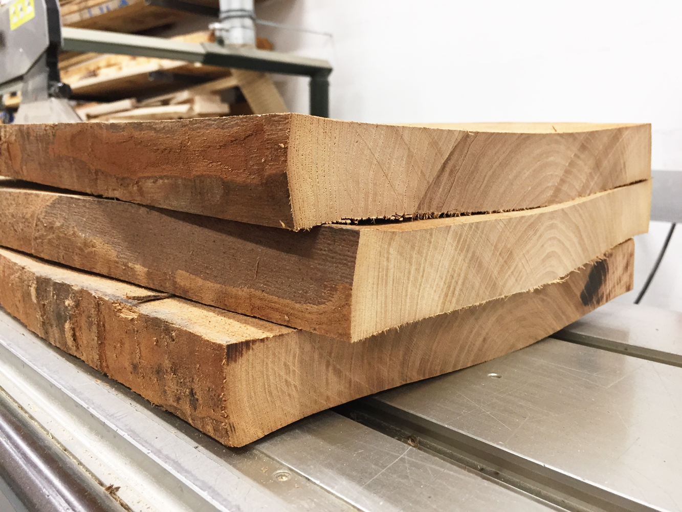 Ausgangsmaterial meiner Möbel aus Vollholz sind rohe Bohlen, so wie sie aus dem Stamm gesägt wurden.