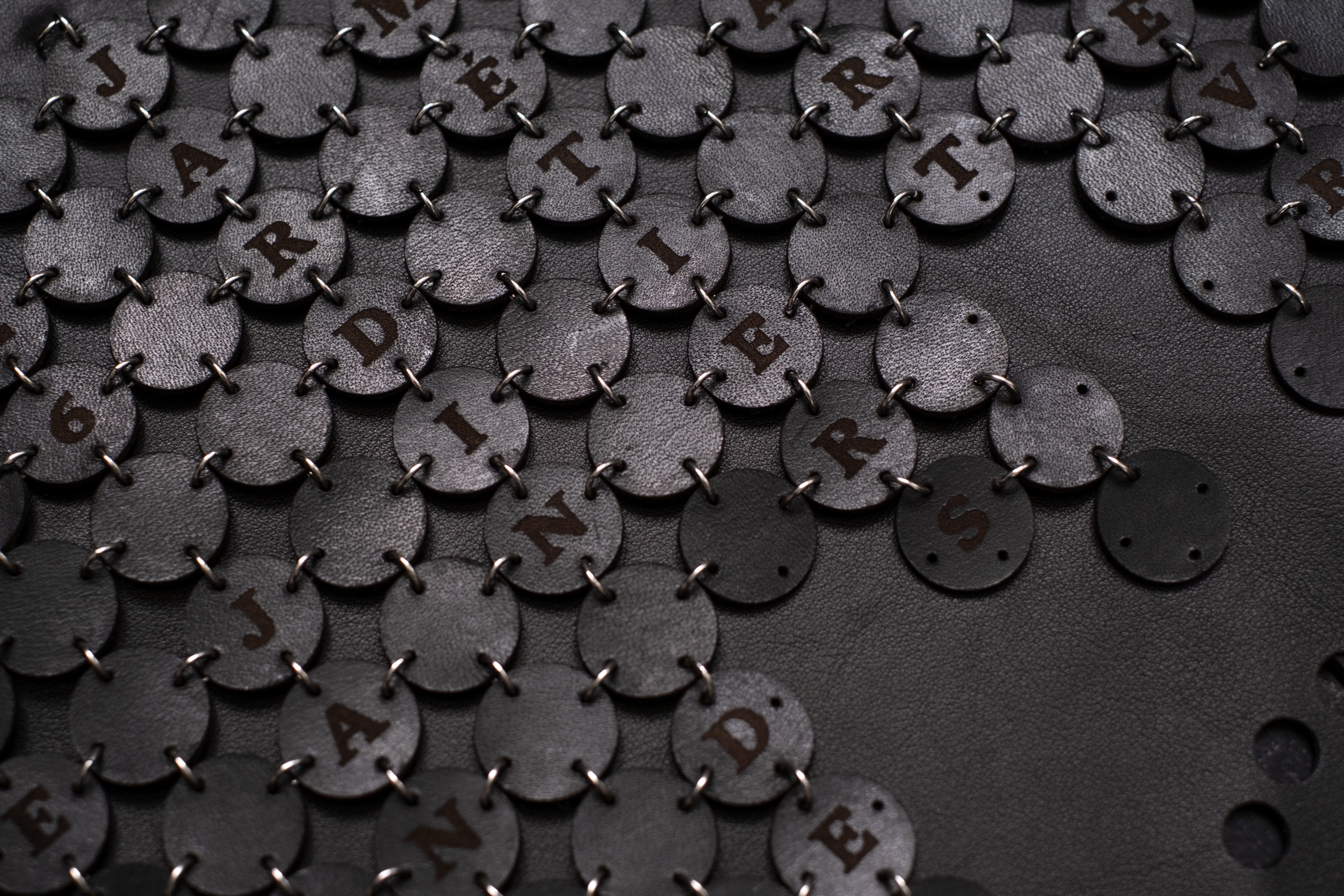 AFFICHES • CUIR & MÉTAL