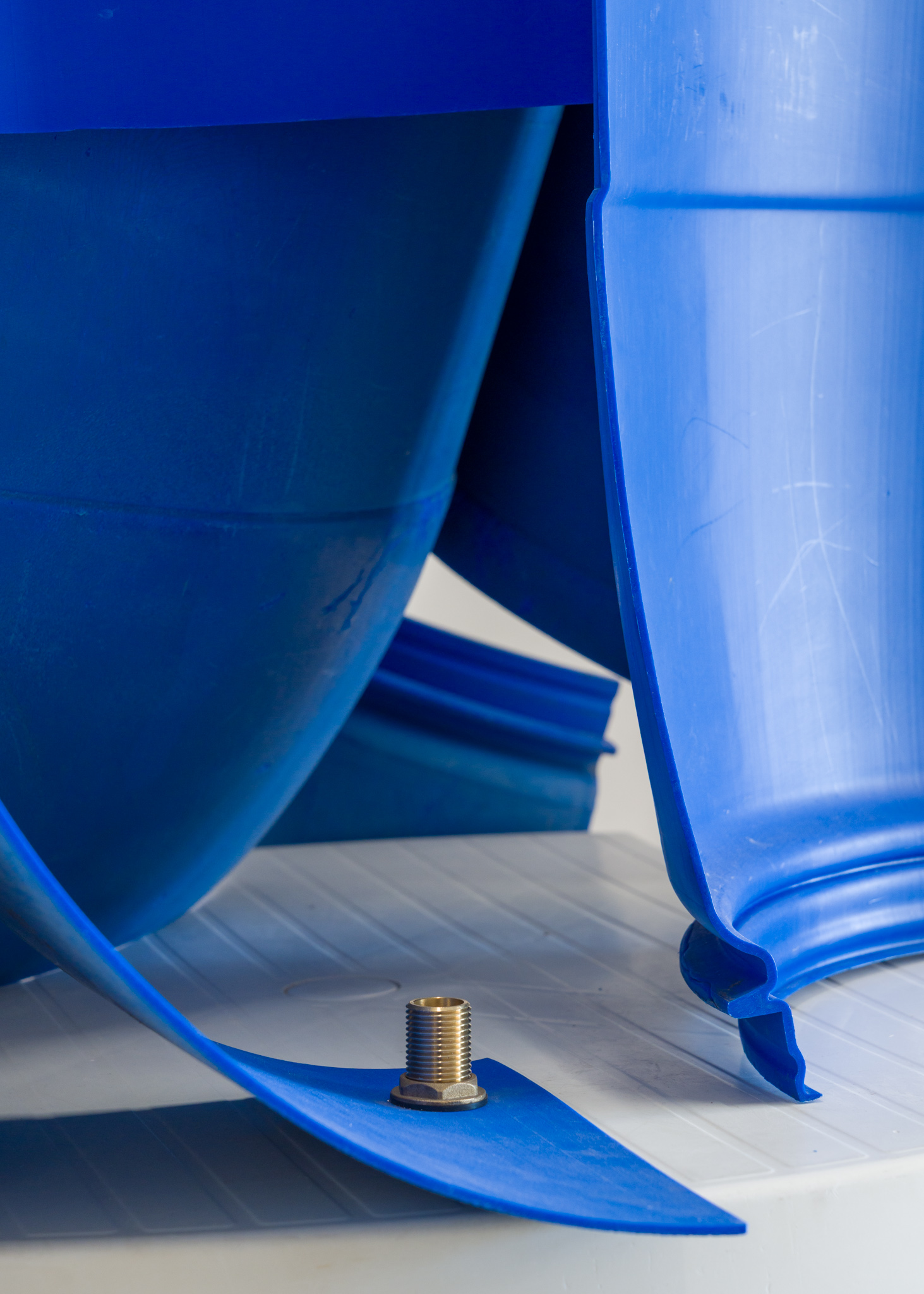 Besos [Kisses] #1, 2025 [detail]Polyethylene barrel cutouts, brass fittings, rubber gaskets, polypropylene table and pen caps.165 × 113 × 94 cm.Installation view at Por, Digestivo, Madrid, 2025Photo: Alejandro Cayetano