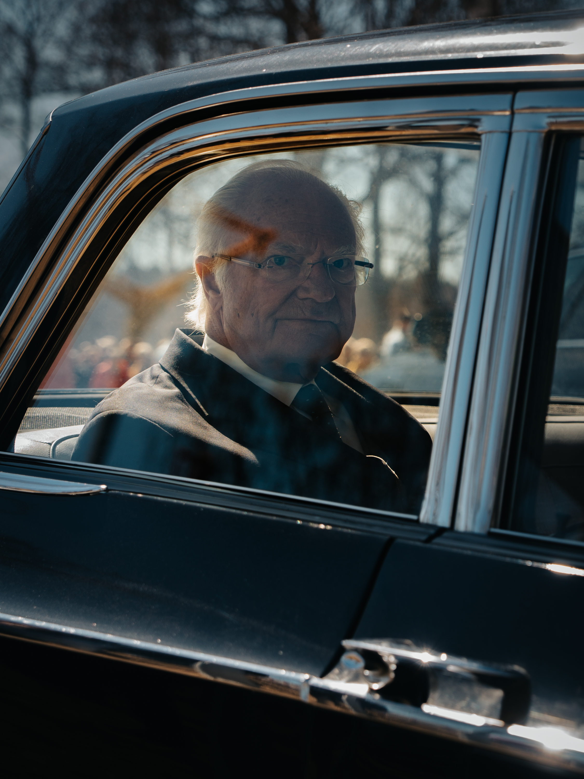 8 maj - Kungen åker bilkortege genom Härnösand i en Oldsmobile Super 88 som har tillhört prins Bertil.