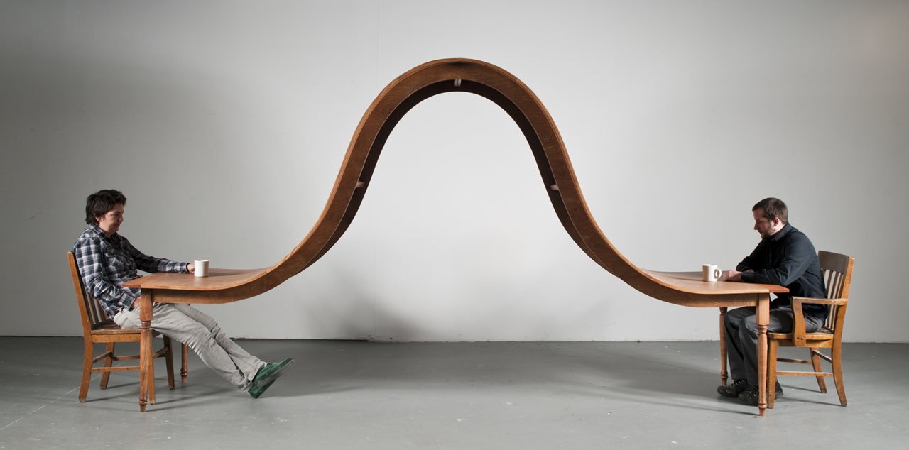 MICHAEL BEITZ - Construye mesas con nudos, ventiladores a pedales con manos gigantes, espirales de pies, mesas derretidas y cansadas e infinidad de muebles más que nunca encontrarás ni en la tienda del barrio ni en el Ikea de turno. Trabaja la madera como Dios trabajaba la arcilla.