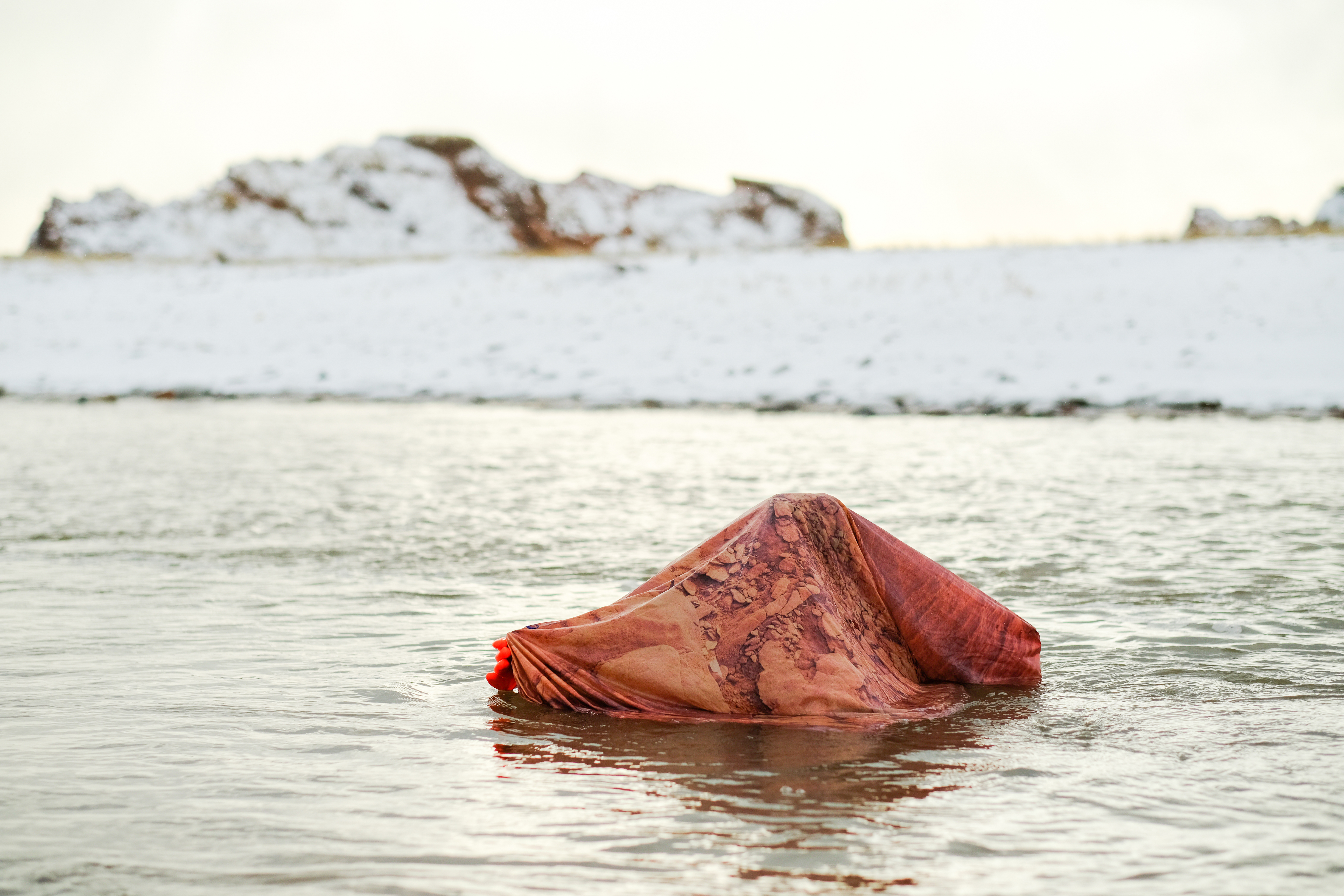 Alphiya Joncas, Arpenter l'archipel I, 2023, photographie numérique, 61 c x 40 cm. © Antonin Monmart.