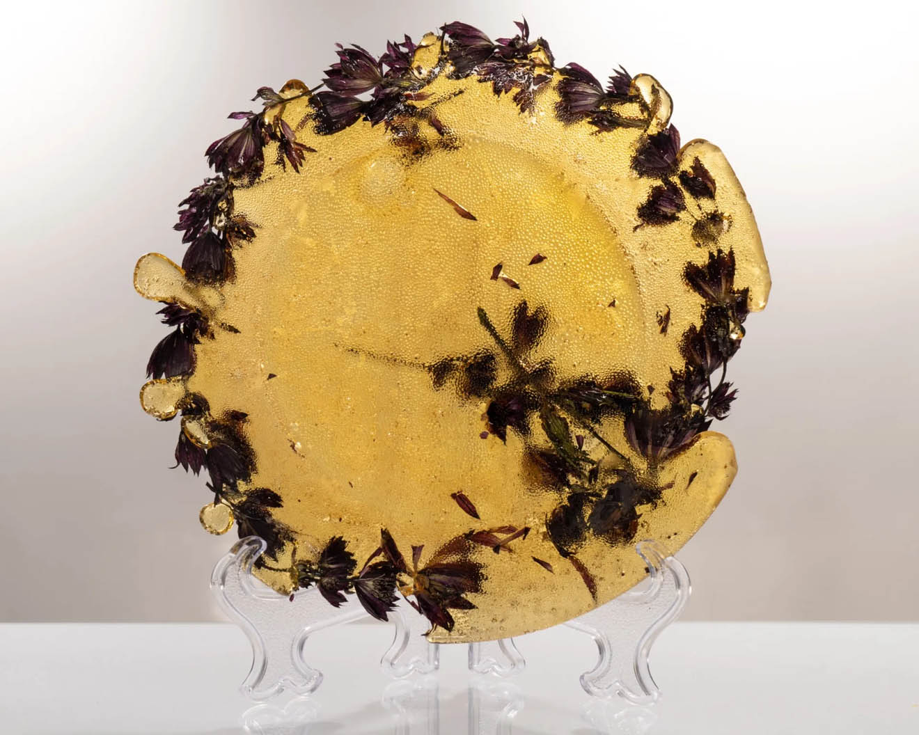 Exhibition View: Tafelgold, plate made out of solid honey and flowers