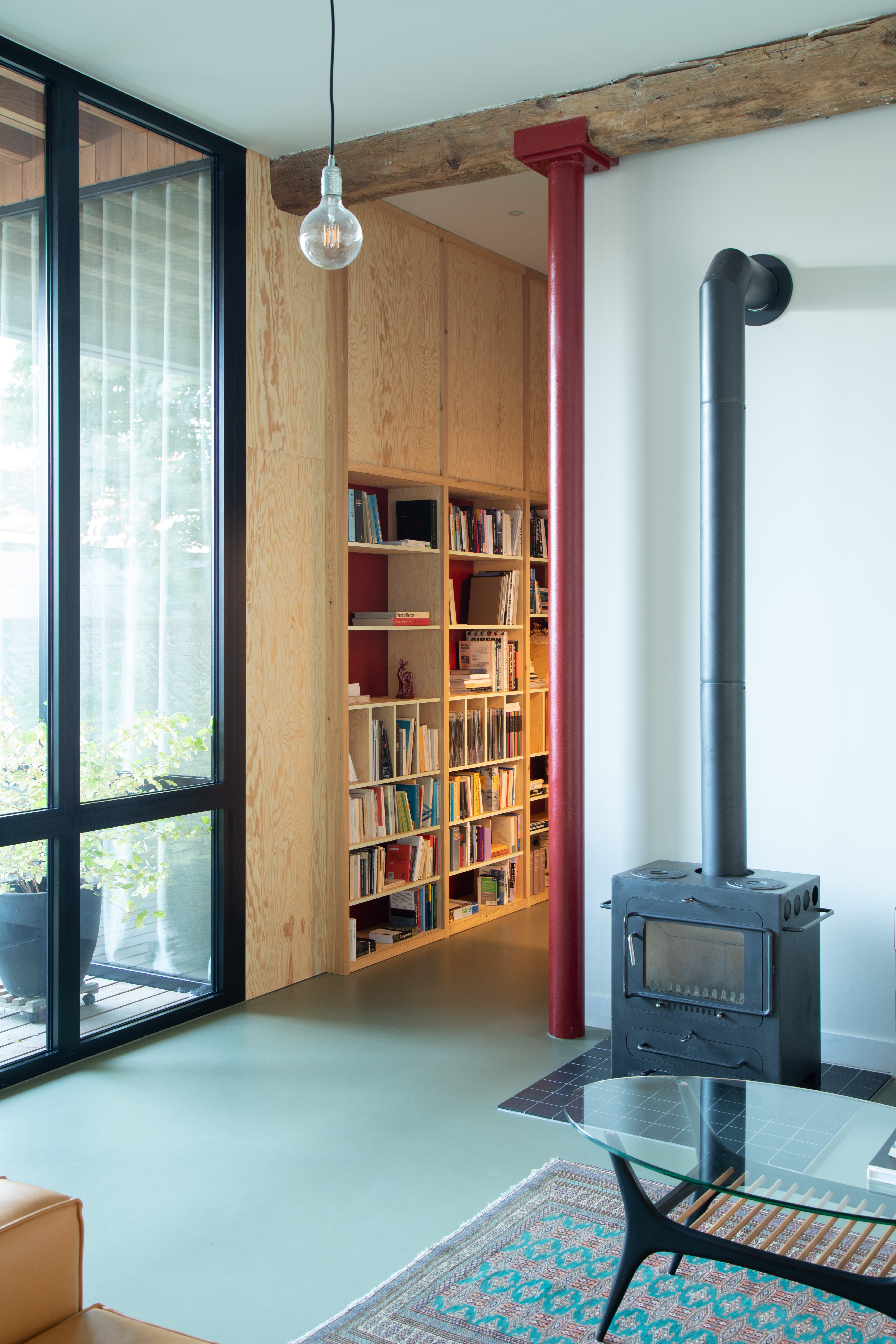 Multiplex, Massief Lariks & handgelakt hoogglansism atelier oom - ontwerp noa architecten - foto's Andrea Anoni