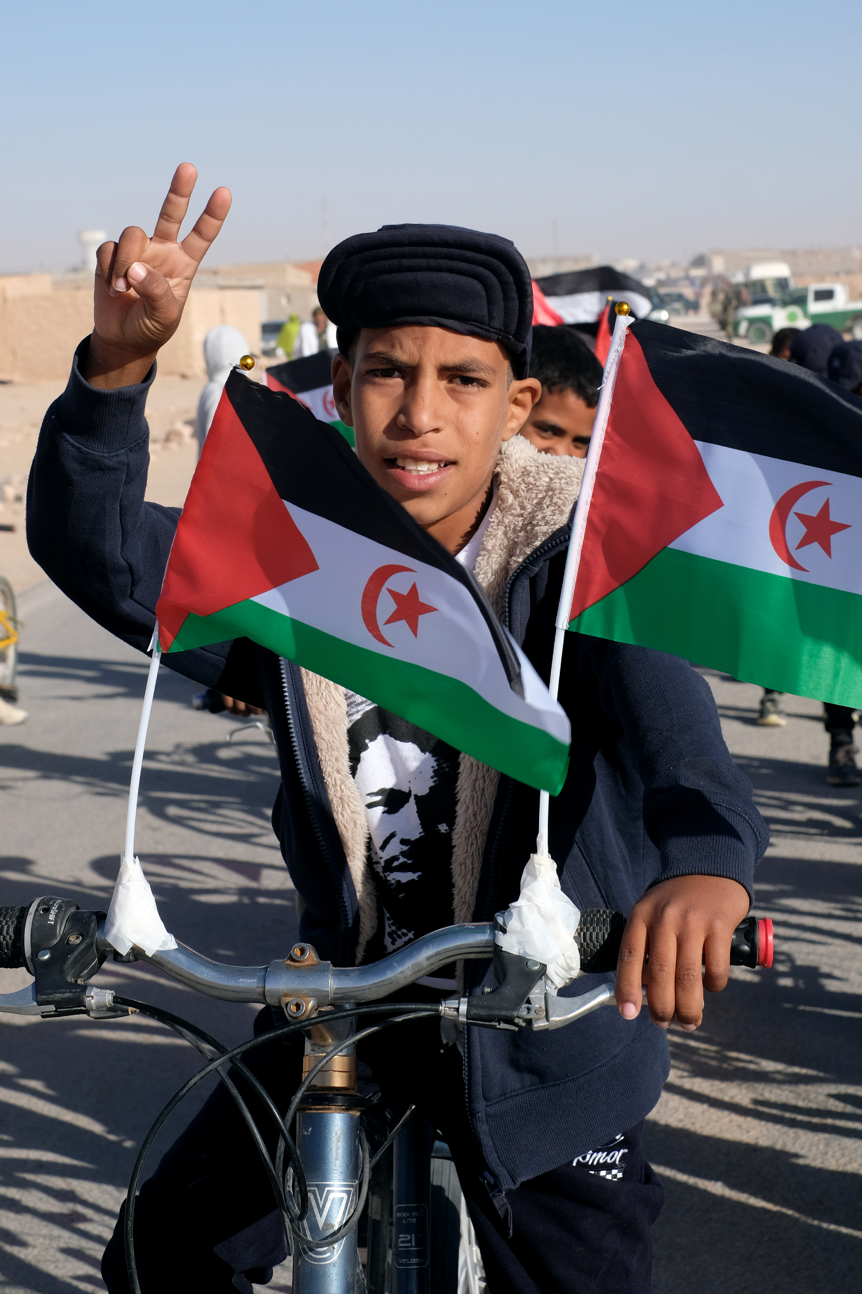 Défilé en vélo d'une classe d'école à l'occasion du 48e anniversaire de la RASD, dans le camp de réfugiés sahraouis de Smara, le 26 février 2024.