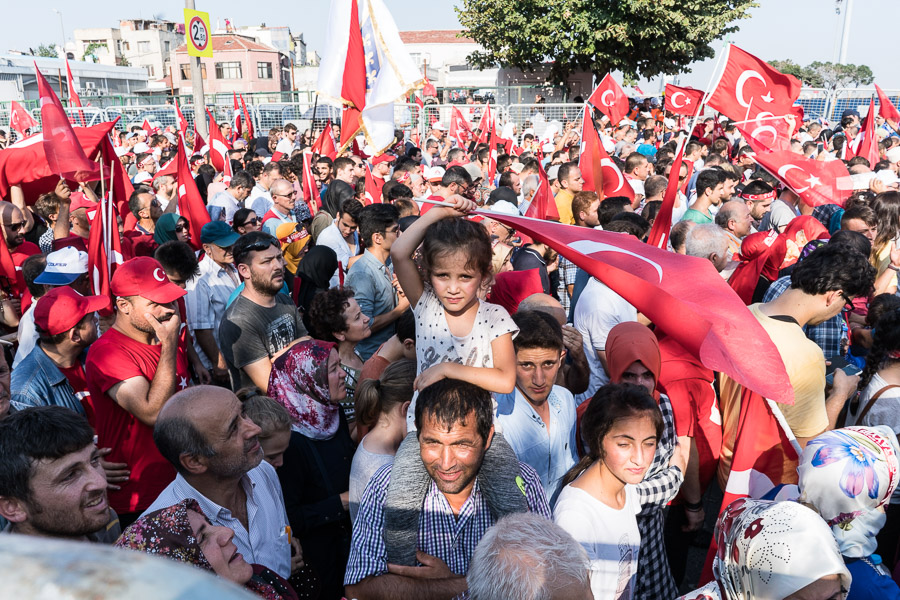 Deux semaines apr&egrave;s le coup d'&eacute;tat avort&eacute; en Turquie, Erdogan organise un meeting g&eacute;ant sur la place de Yenikapi, dans lequel il rassemble les partis d'opposition, notamment le CHP qui a choisi la collaboration avec le r&eacute;gime. Seul le hdp pro-kurde n'est pas invit&eacute;. Des millions de personnes d&eacute;ferlent dans les rues du quartier, la place et les art&egrave;res sont submerg&eacute;es par une mar&eacute;e humaine. Lors de ce discours, Erdogan annoncera l'orientation politique de son r&eacute;gime.