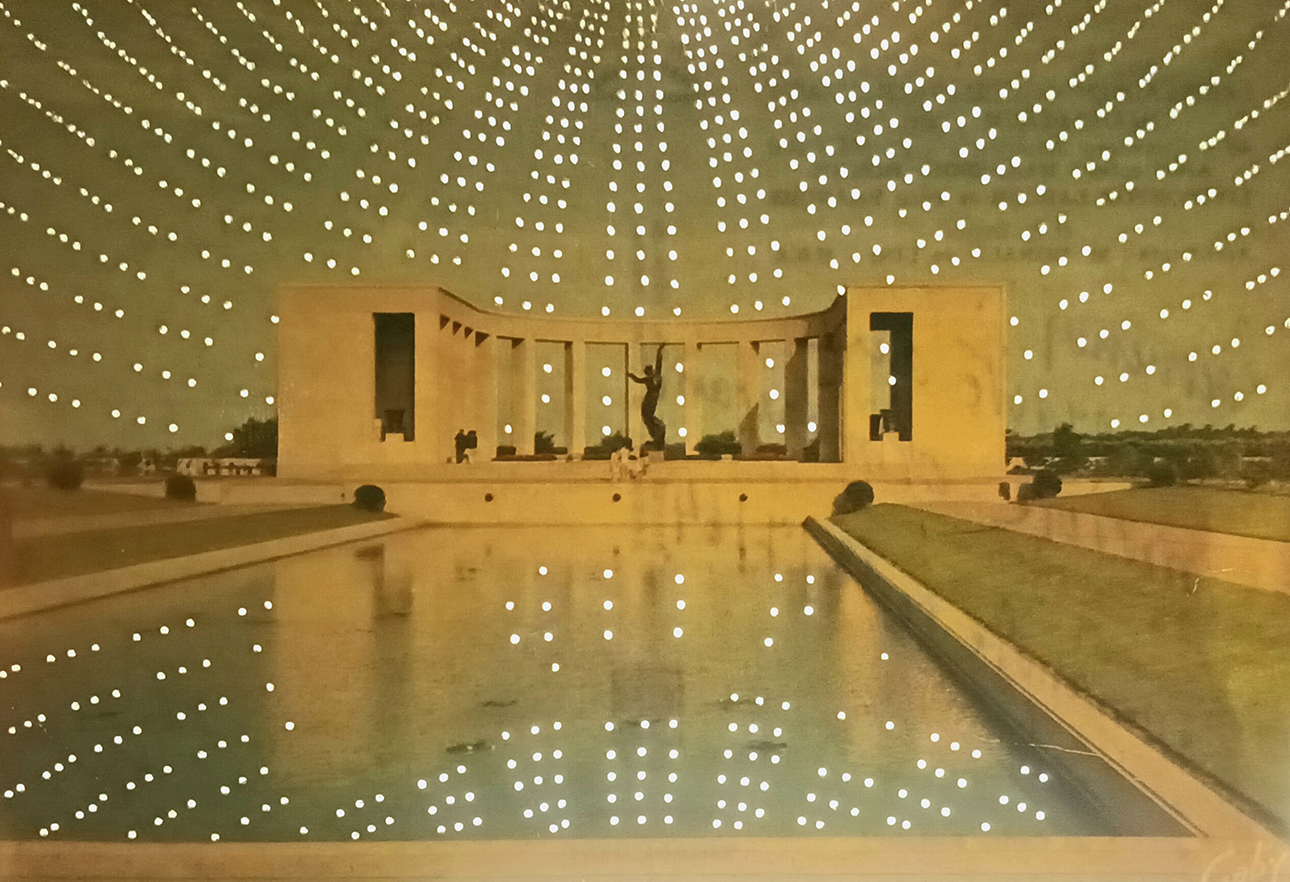 Reeve Schumacher Série Postcard Celestial Dome, 2023 Trous d'aiguille sur carte postale ancienne 10 x 15 cm Courtesy de l’artiste et de Lhoste