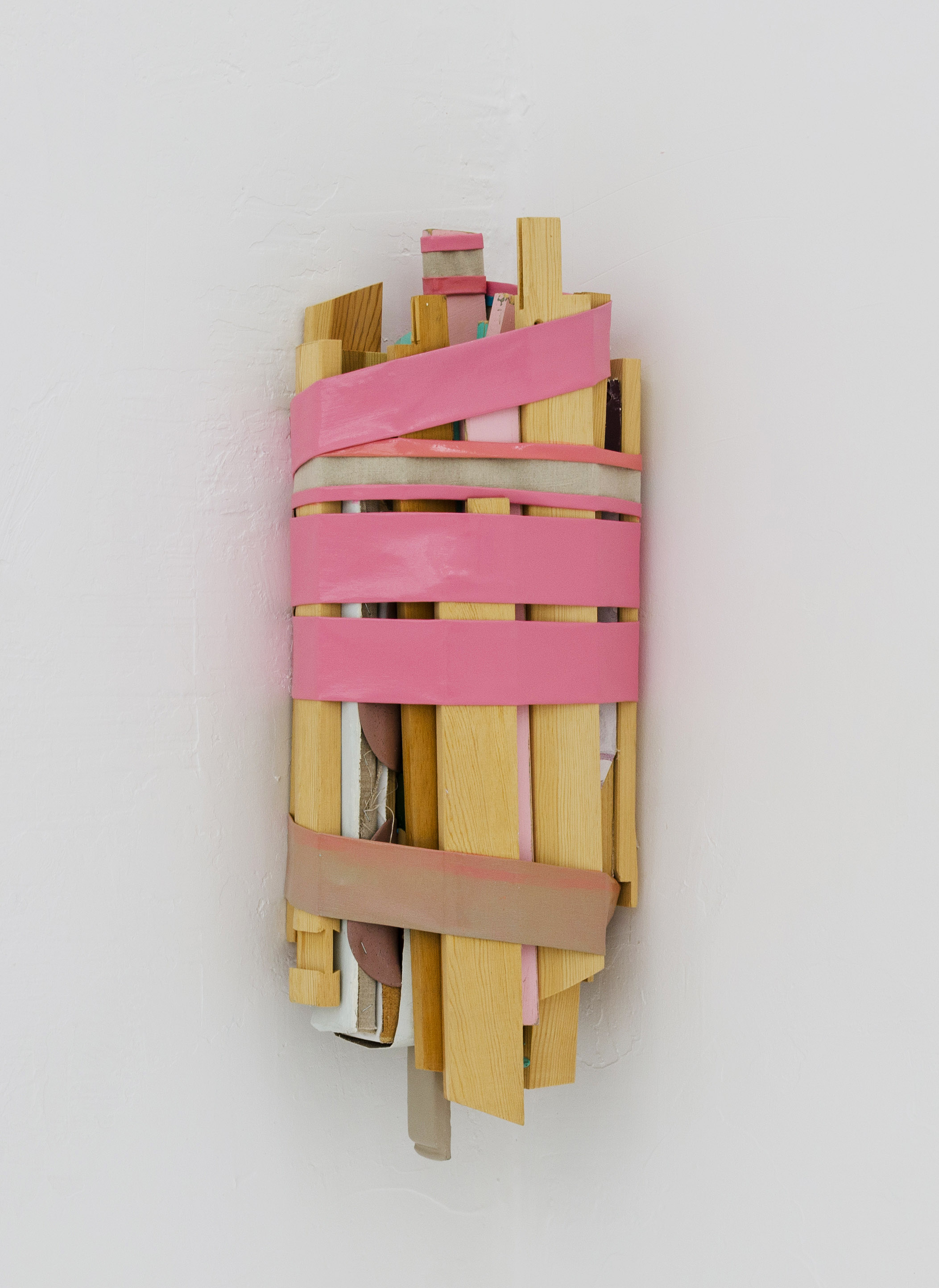 Guillermo Mora. LOT (No19), 2013. Restos de bastidores sujetos por fragmentos de pintura. Lienzo, acrílico, barniz y bastidores de madera. 76x28x20 cm