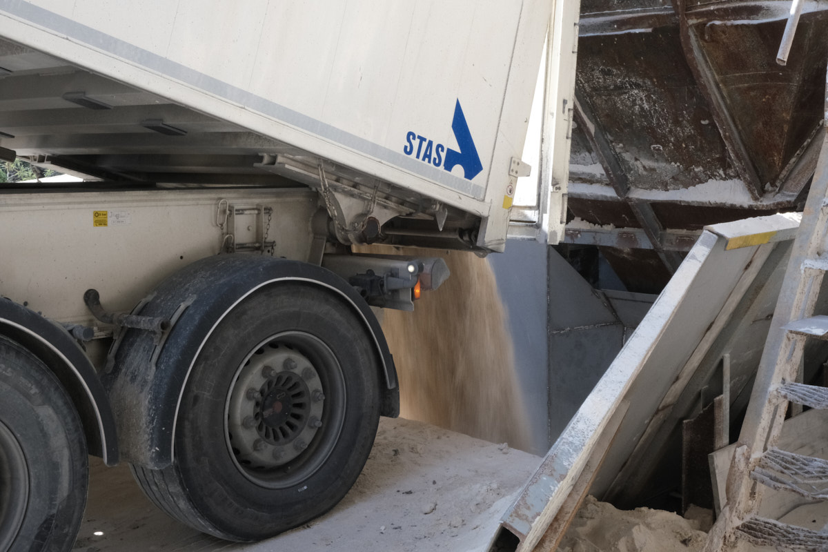 Le gypse est déversé dans une fosse 