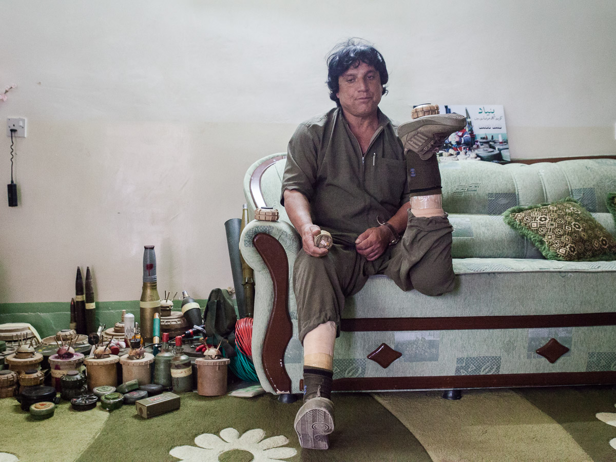 Halabja, south kurdistan. Hoshyar Biawelay est un ancien peshmerga qui s'est battu pour la libert&eacute; du Kurdistan contre le r&eacute;gime de Saddam. Son sang impr&egrave;gne les montagnes autour de Halabja. D'abord bless&eacute; par balle, il a ensuite perdu une jambe en sautant sur une mine, puis sa derni&egrave;re jambe un peu plus tard pour les m&ecirc;mes raisons. Apr&egrave;s avoir pass&eacute; 12 ans au JApon pour se faire soigner, il est revenu au Kurdistan. Les mines sont devenues son combat. Tous les jours, il va dans la montagne, et sur ses jambes artificielles il d&eacute;mine les collines, les chemins. A lui suel, il a sorti du sol plusieurs milliers de mines, bombes ou explosifs divers, au m&eacute;pris du danger. Y laisser sa vie lui importe peu, seul compte la t&acirc;che qu'il s'est fix&eacute;. Il a perdu plusieurs membres de sa famille &agrave; cause des mines. La perte de ses deux jambes ne l'arr&ecirc;te pas : il marche, il conduit, a construit son propre mus&eacute;e des mines dans son village natal sur les hauteurs de Halabja. Un  rare exemple de r&eacute;silience et de volont&eacute;, de courage et de d&eacute;termination.