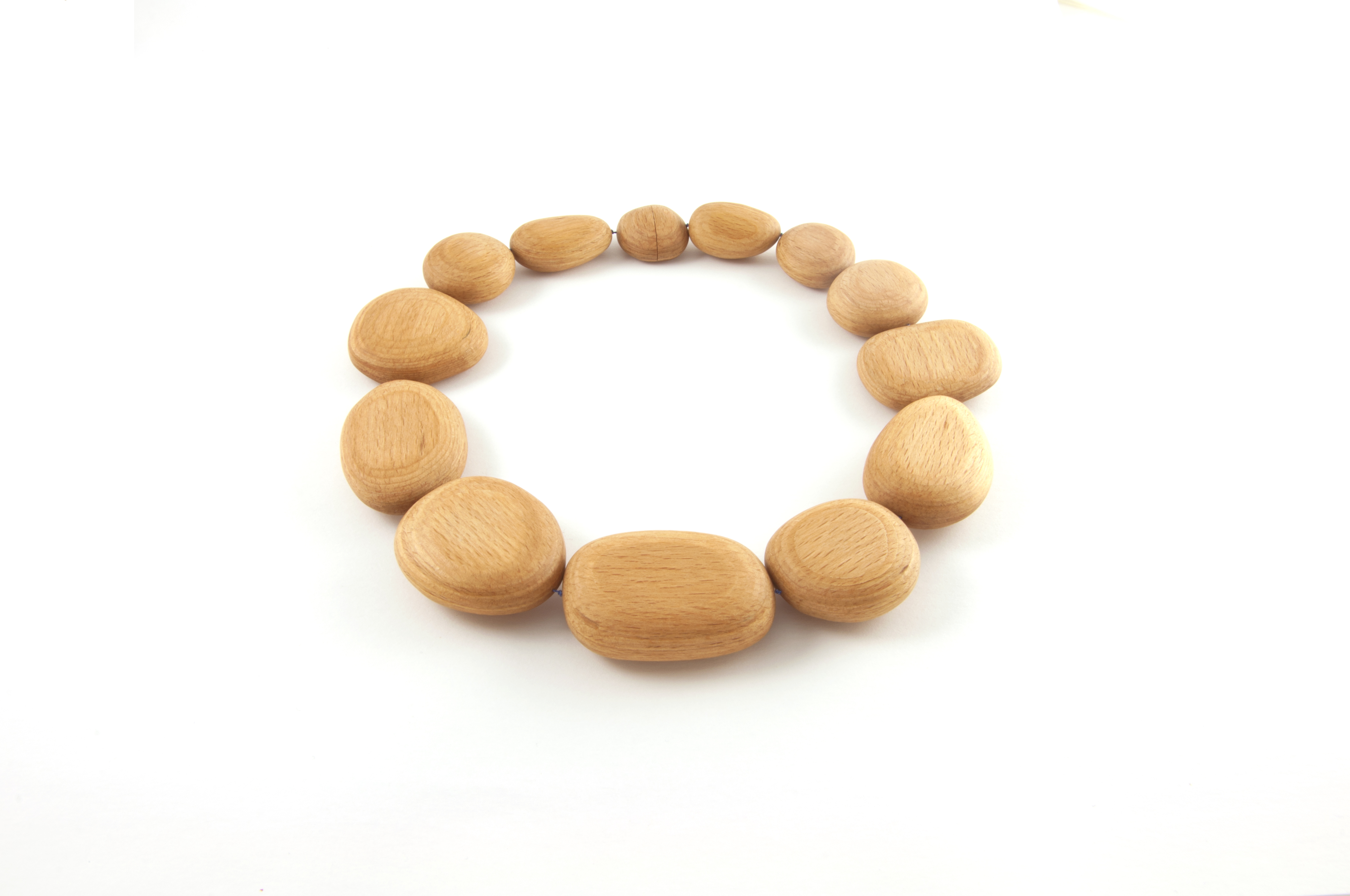 im Fluss | 2019 | necklace | birch wood, magnet, thread