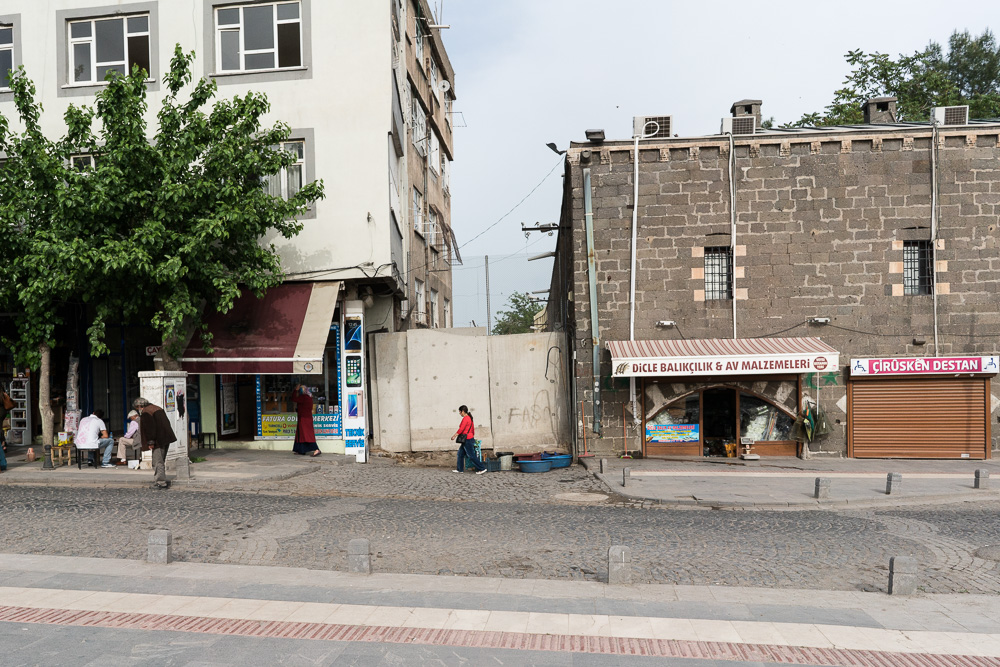 Diyarbakir, Sur. Mai 2017.  Les acc&egrave;s aux quartiers d&eacute;truits sont toujours interdits, un an et demi apr&egrave;s les combats.
