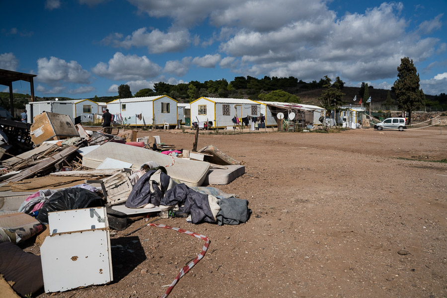 Camp de Lavrio, octobre 2018. Suite &agrave; l'invasion par l'arm&eacute;e turque de la province de Afrin, la population du camp a presque doubl&eacute;e, passant &agrave; pr&egrave;s de 600 personnes avant de redescendre. Il a donc fallu installer des tentes pour les accueillir. La mairie de Lavrio a r&eacute;agi en d&eacute;posant des ordures tout autour du camp avant d'emp&ecirc;cher plus d'occupation du terrain. Outre les probl&egrave;mes d'hygi&egrave;ne et d'odeurs, le risque d'incendie est important.