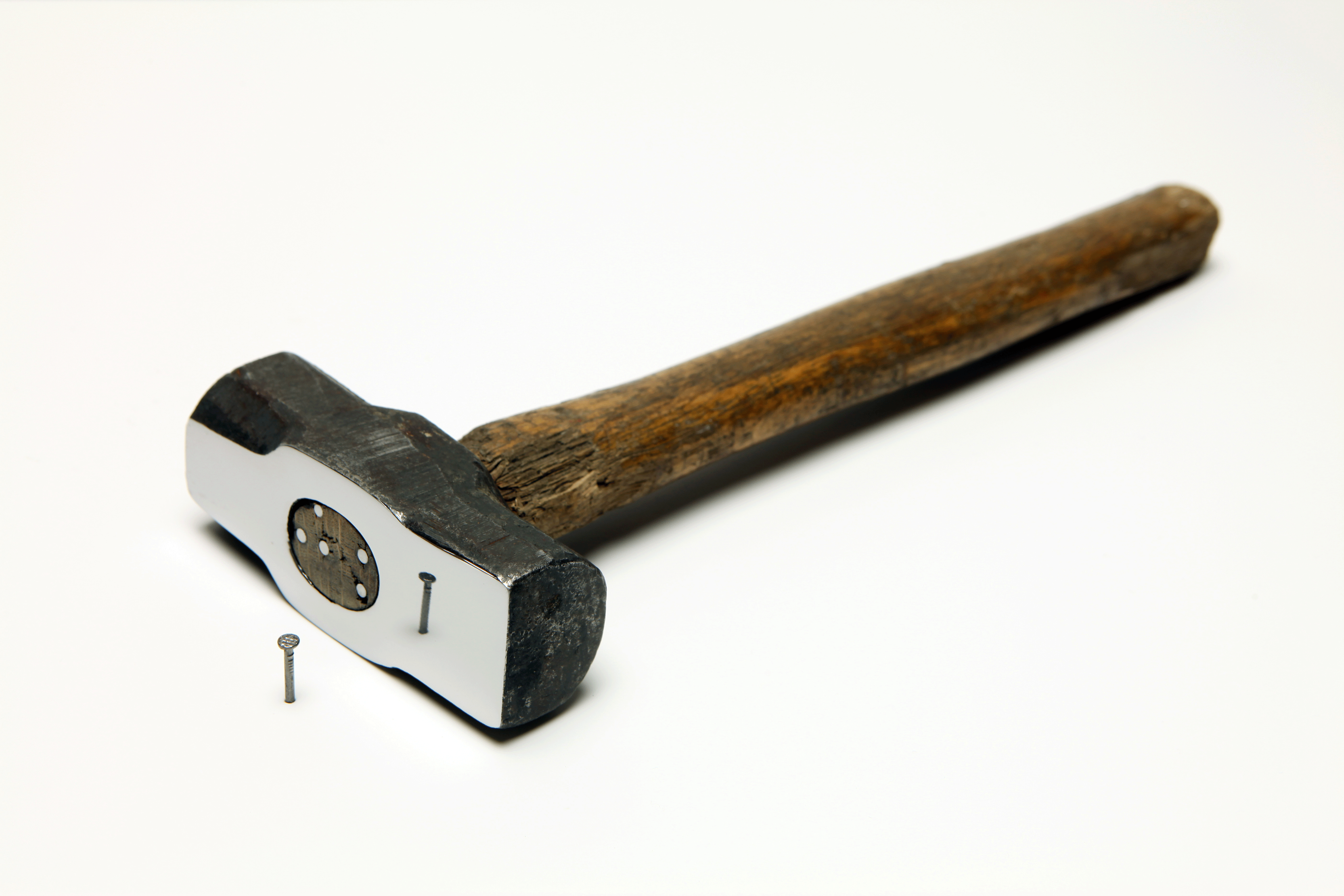 〈그들에게 처한 불가역적 기준의 증거-망치〉, 2010