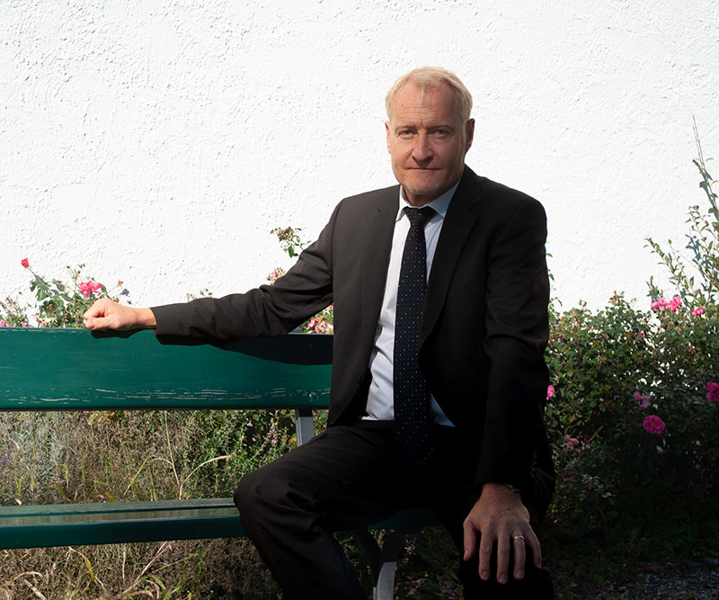 Alle sehen den Pfarrer, wer sieht Thomas?