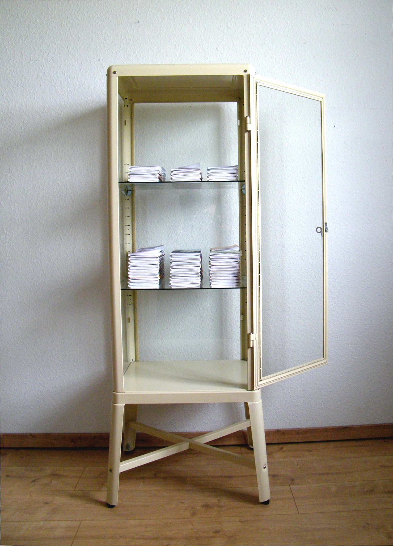 Elise Schaller, HOLD THE LINE, Installation mit 176 Notizheften,   2018-2019. Eine freihändig gezeichnete Graphitlinie durchzieht alle Seiten.  