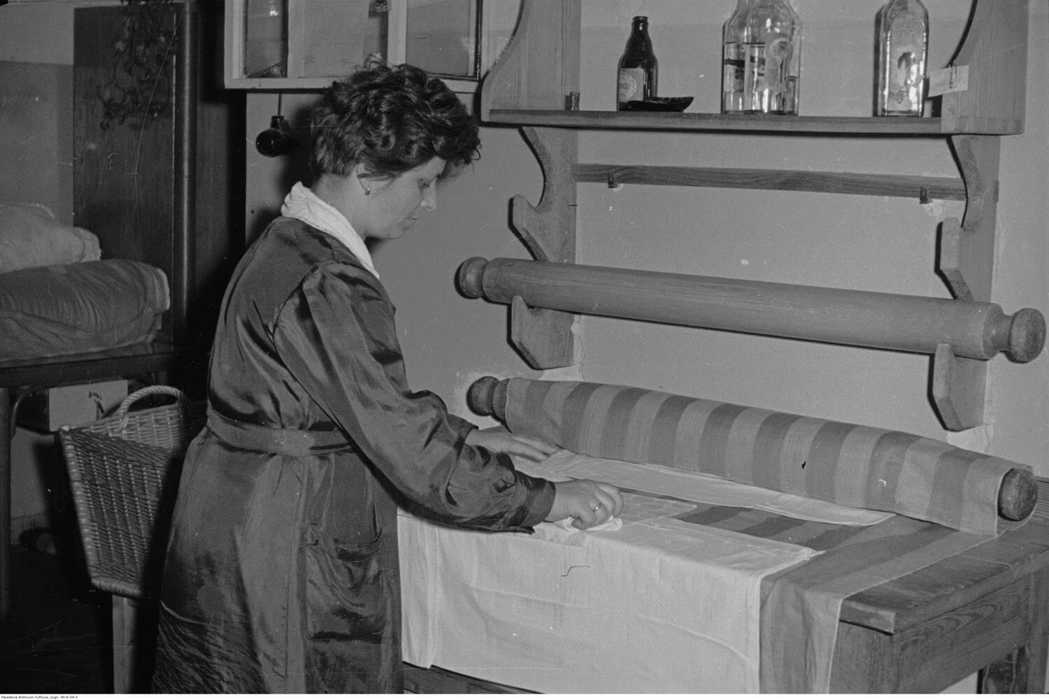 Ludmiła Kwiatkowska obsługuje magiel, Ośrodek "Praktyczna Pani" przy ul. Wolskiej 111 w Warszawie, 1966 rok, Narodowe Archiwum Cyfrowe