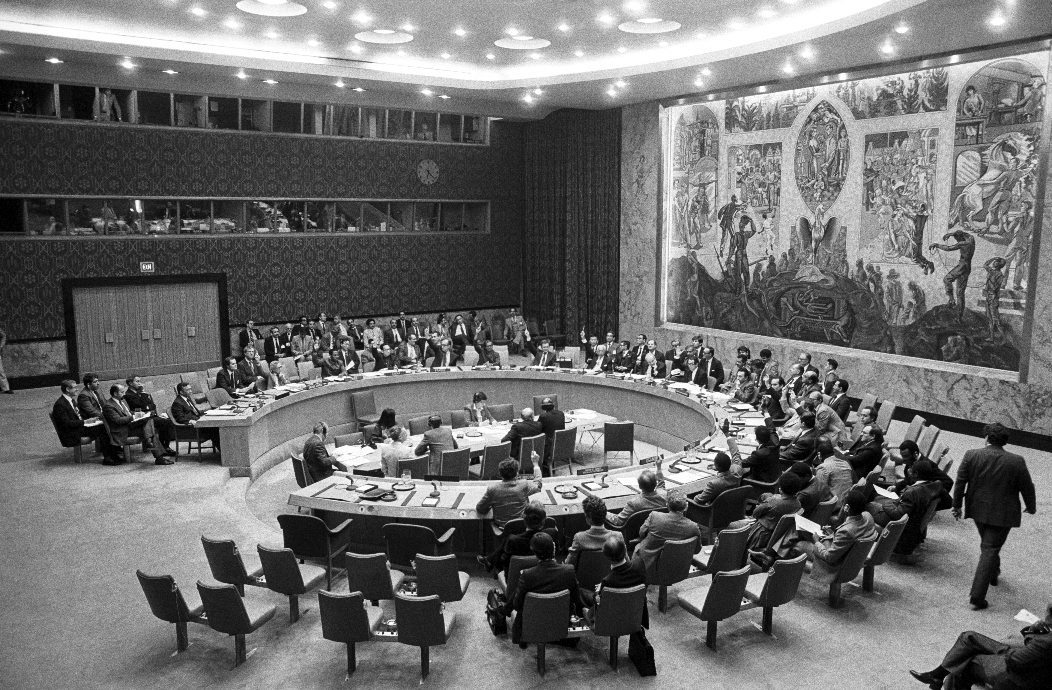 Постоянные страны совета безопасности оон. Зал Совбеза ООН. ООН 1950. Дуайт Эйзенхауэр Генеральная Ассамблея ООН. Картина в зале Совбеза ООН.