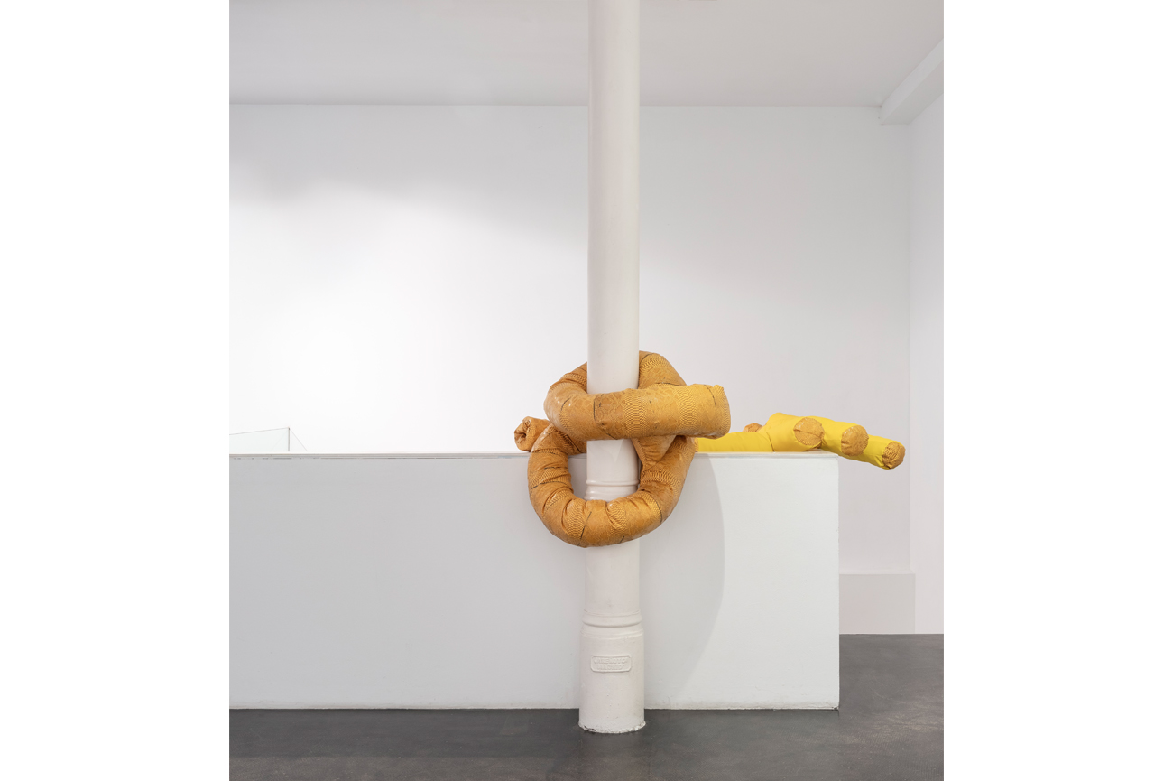 Pilar Quinteros & Patricio BlancheEl Fliscorno y el Zapato de Gamuza, 2021Tres vol&uacute;menes de cuero sint&eacute;tico, un cortometraje y un dibujo sobre papelVol&uacute;menes: dimensiones variablesVideo: 10'Dibujo: 50 x 70 cm