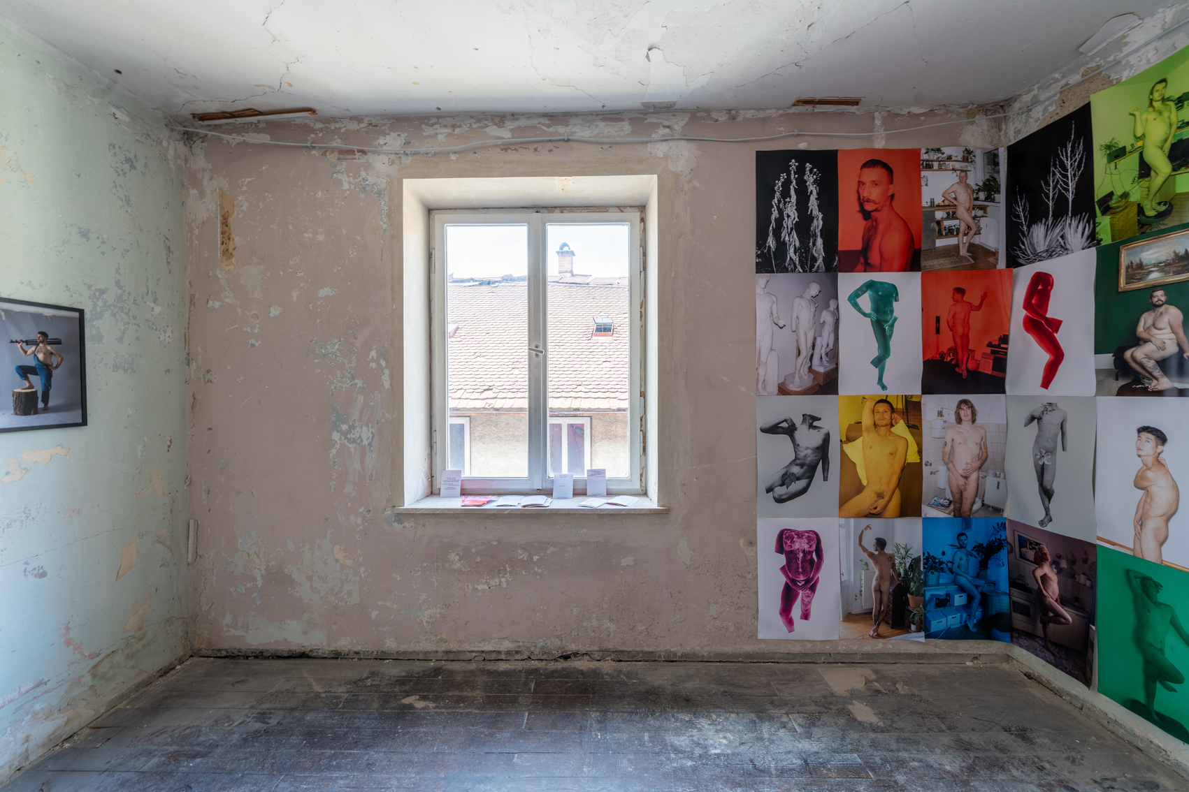 Bild 2 zu The Beauty and the Boys: Blick auf Wand mit Fenster. Rechts des Fensters anschlie&szlig;end an die 4 Reihen  der anderen Wand, weitere vier Reihen mit je drei Fotografien.