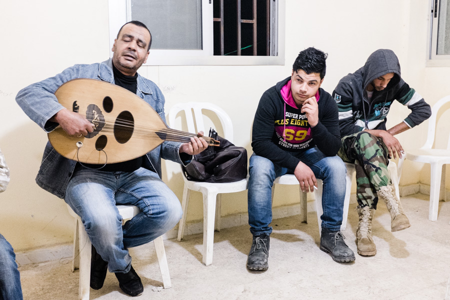 Beddawi camp, tripoli, lebanon Abu Gassen est musicien. Originaire du camp de Yarmouk en Syrie, il est arriv&eacute; au Liban depuis plus d'un an. Il tente de vivre de son art en donnant des cours de musique &agrave; diff&eacute;rents groupes de jeunes et moins jeunes, souvent des chants palestiniens traditionnels ou patriotiques. 