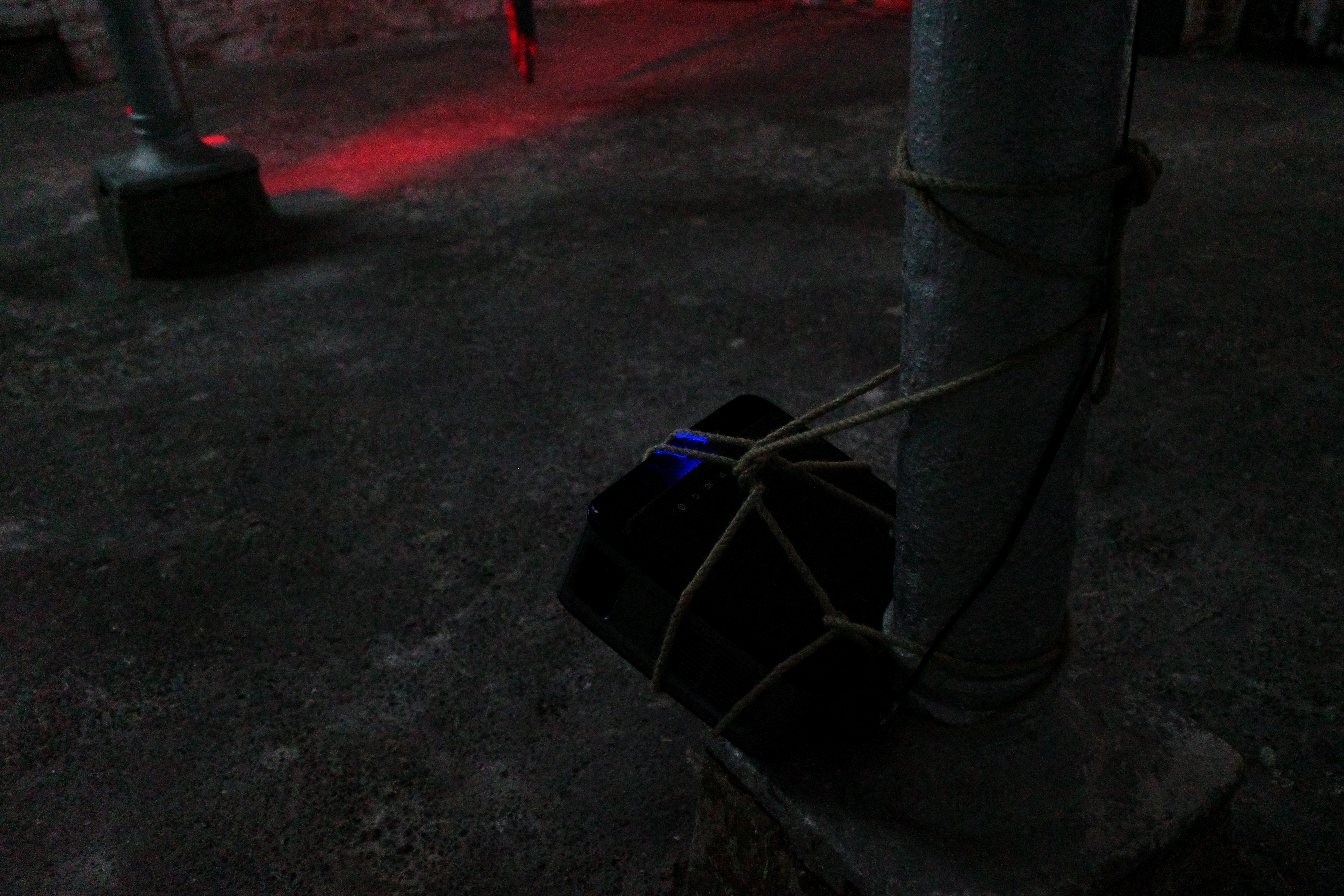 Du Kender Ikke Dig Selv. Lærred, reb, højtalere, ledninger, projekter og afspiller-device, 2024, Clara Jozefine Olika Morks