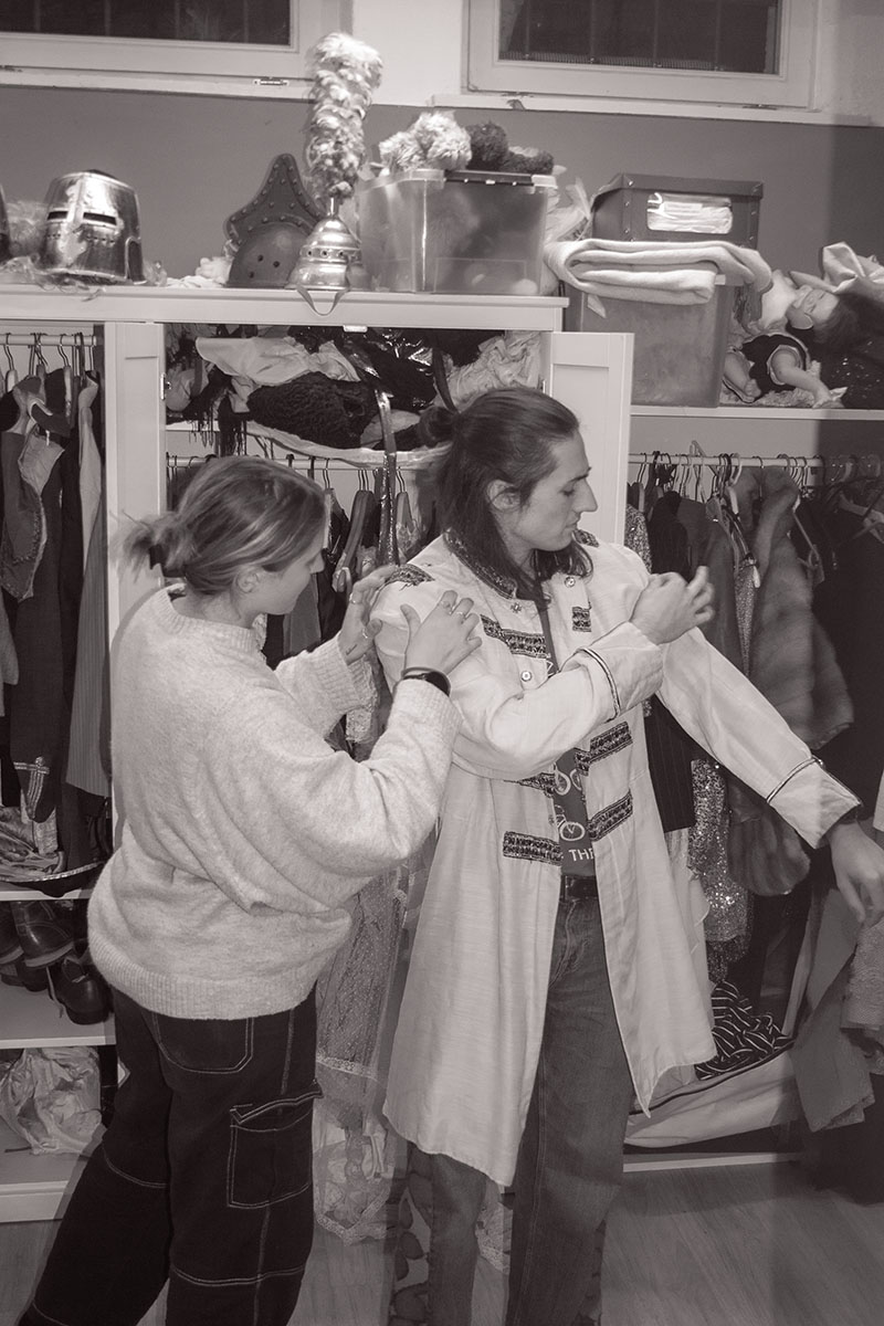 Das erste Mal in der Jacke von Hamlet, und die Verwandlung beginnt.