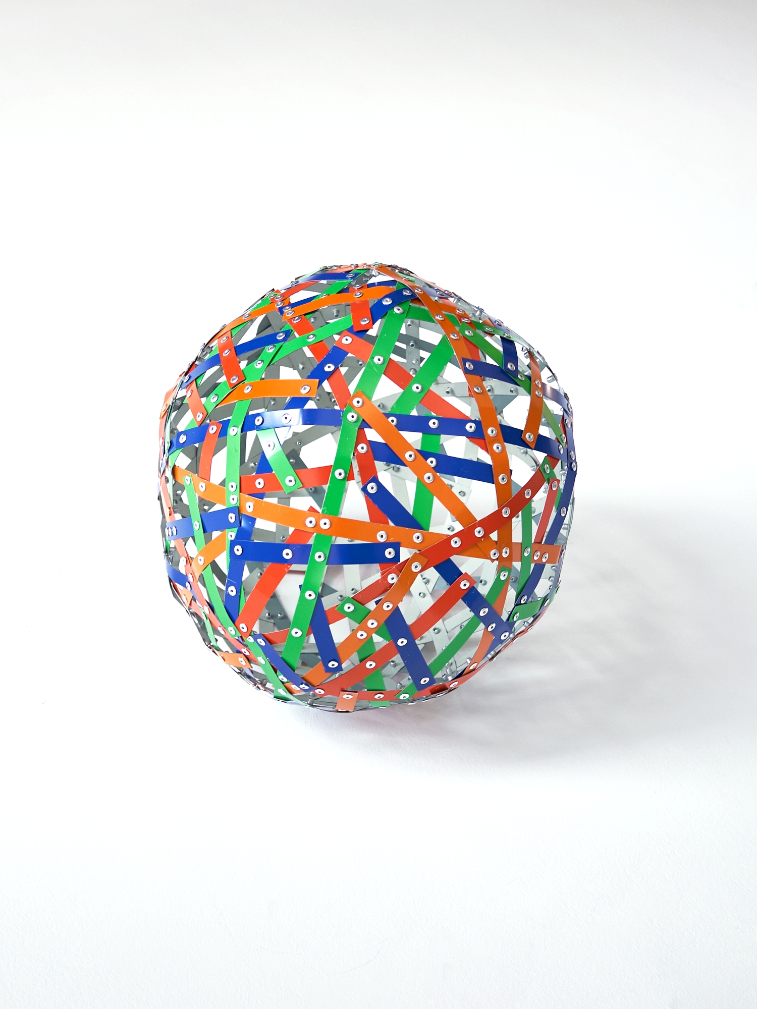 Portable Shrine, acier pr&eacute;laqu&eacute; et rivets aveugles, &Oslash;40cm, 2026.