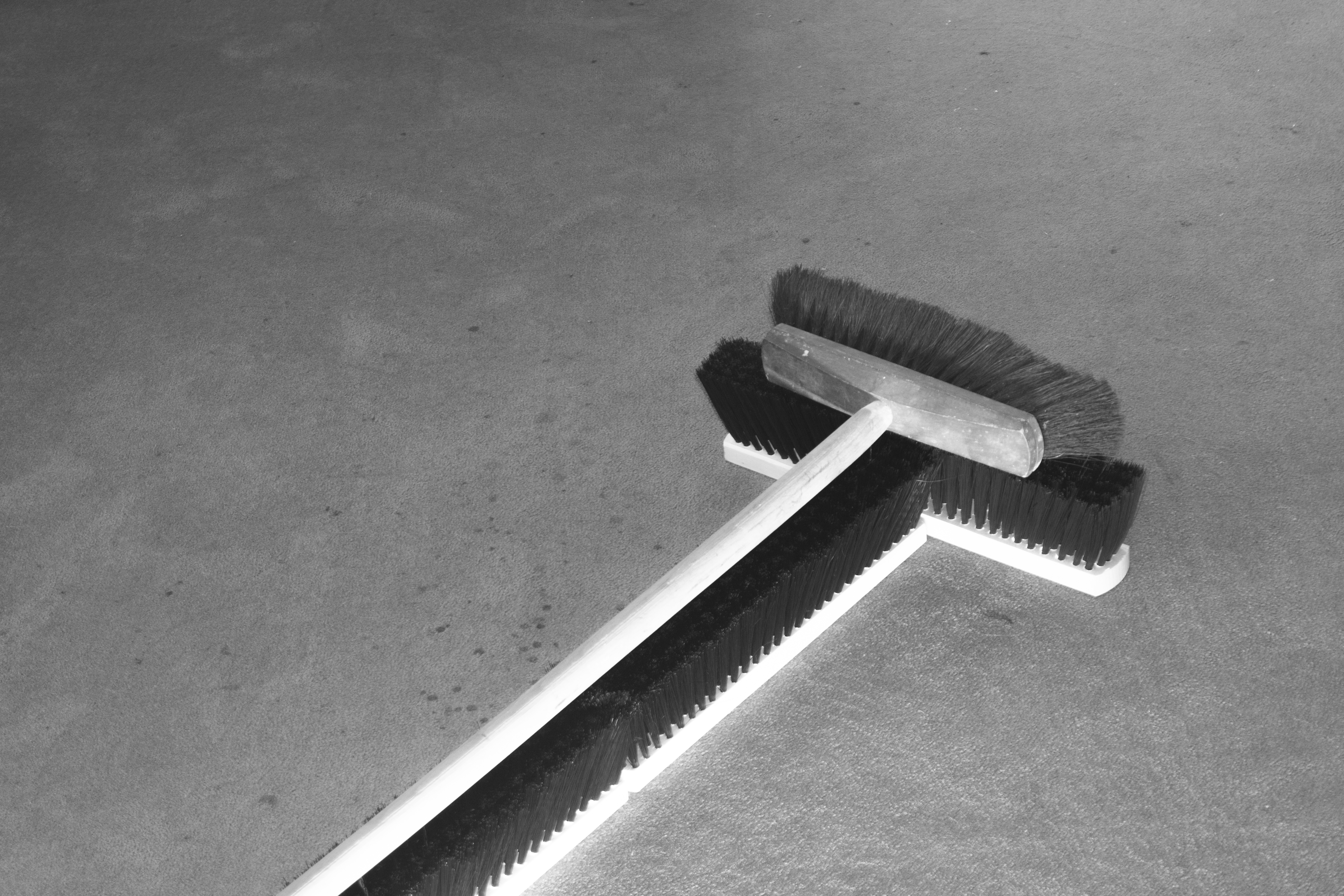 Kristaps Freimanis & Laima Daberte Variācijas ar slotu 3 (2023) slotas, gaisma, tērauds Foto Kristaps Freimanis