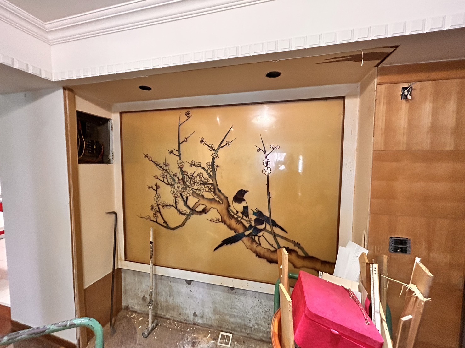 A painting of Happiness on Plum Branch (喜上梅梢) was found after the shoe cabinet was removed.