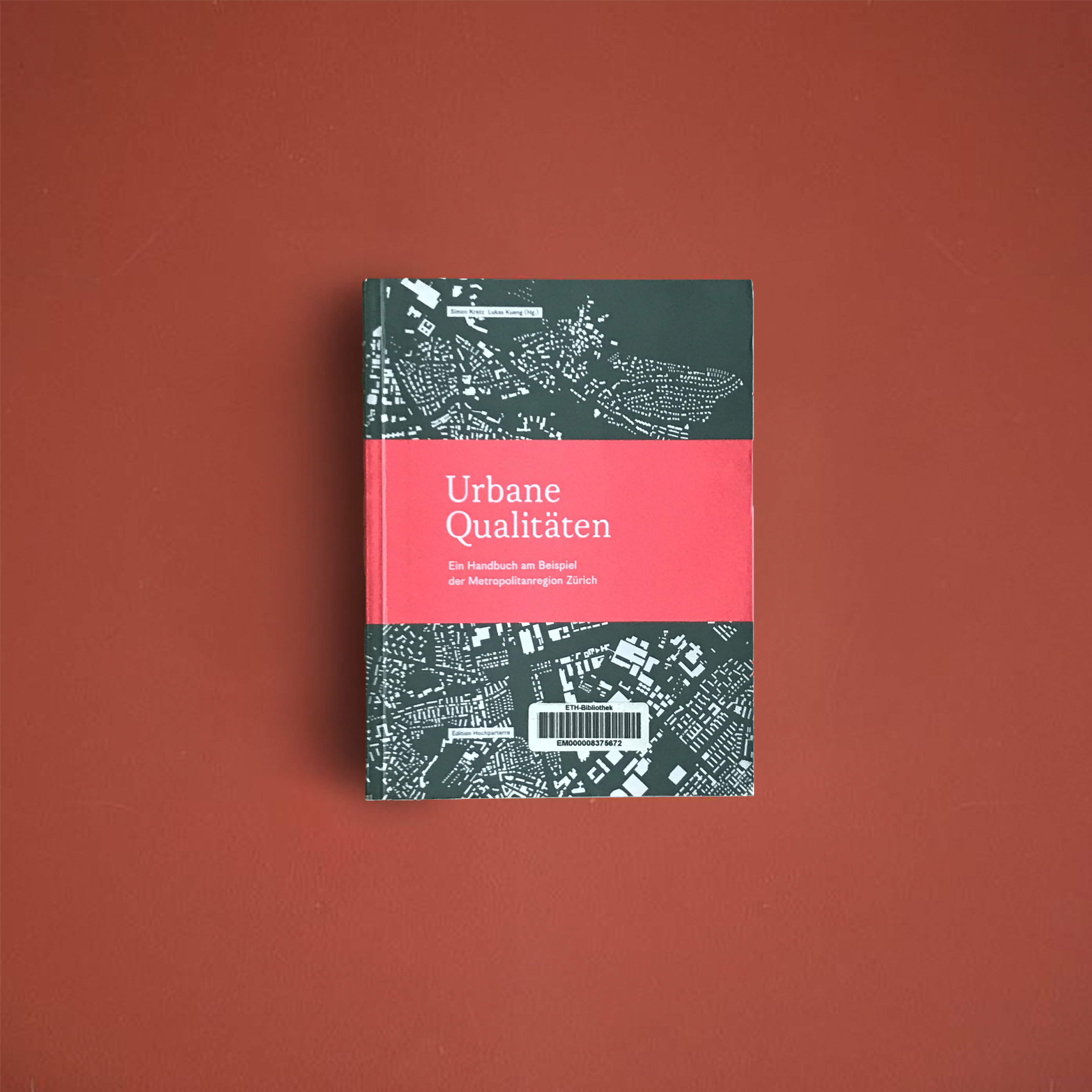 Simon Kretz; Lukas Kueng Urbane Qualitäten, Ein Handbuch am Beispiel der Metropolitanregion Zürich, Zurich: Edition Hochparterre, 2016Our settlement areas have changed fundamentally: Agglomerations, cities, villages and landscapes form metropolitan networks, functional connections and spatial structures have emerged. This new compass provides orientation: based on six terms - centrality, diversity, interaction, accessibility, adaptability and appropriation - it helps to identify qualities and deficits in urban areas. As a practice-oriented working tool, the book is aimed at planners, architects, students and all those who are more interested in qualities and potential than in hectare density and utilization in the current debate on urban planning and spatial development.