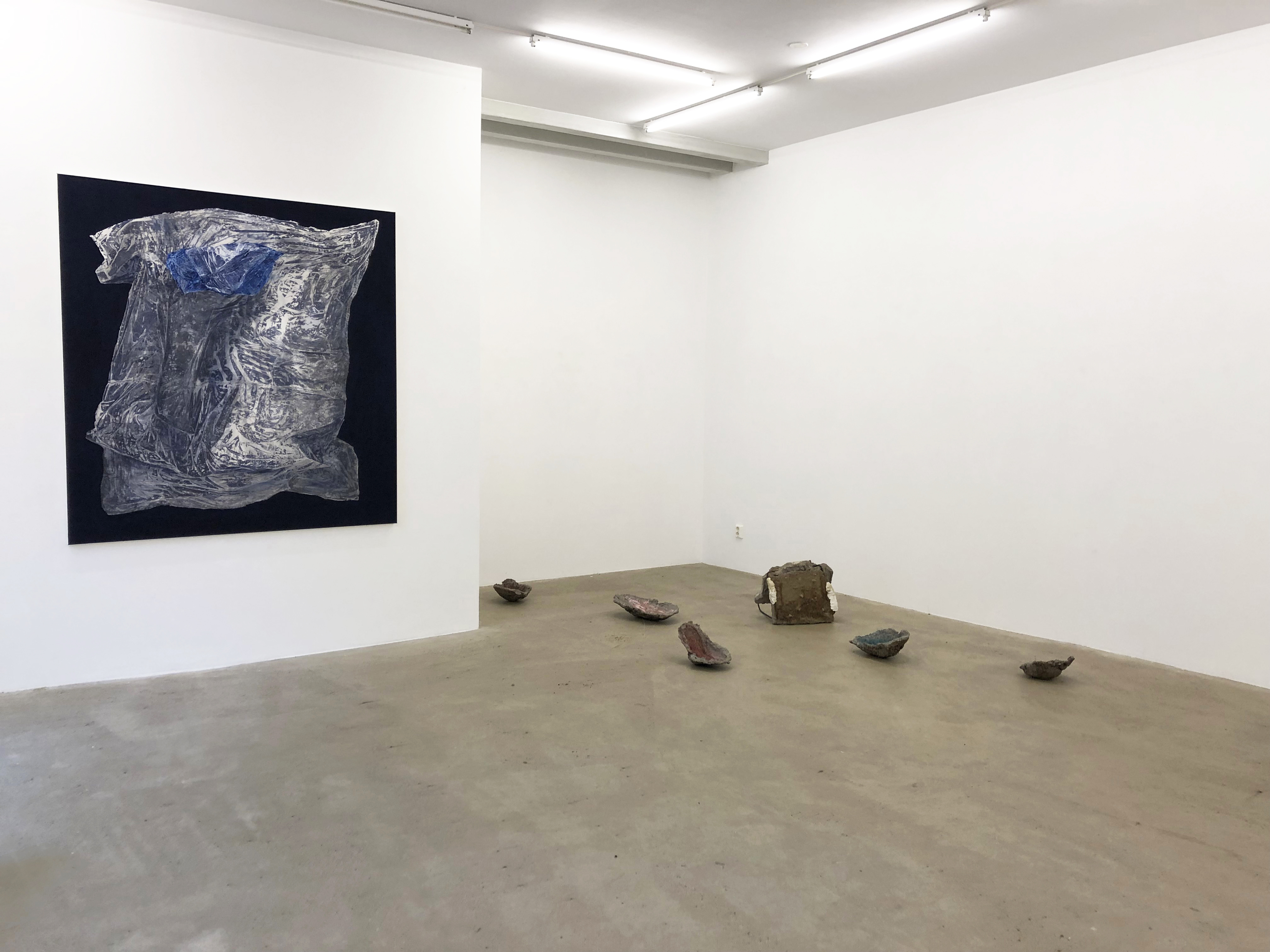 Sigrid Sandström: painting on the wall, Jenny Kalliokulju: sculptures on the floor 2019