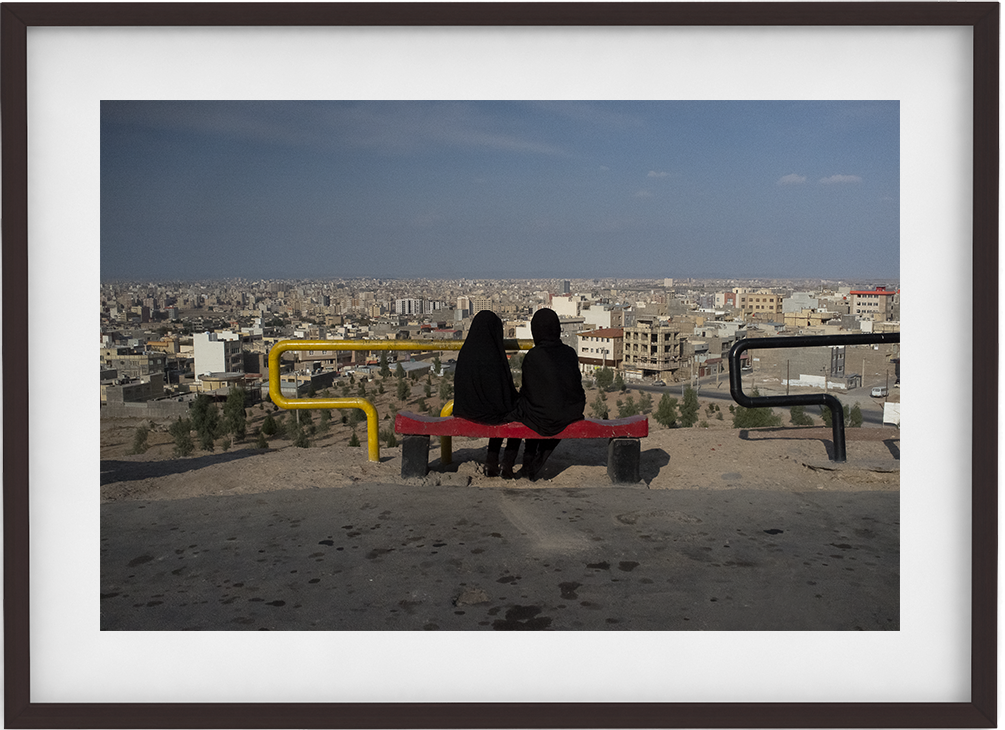 Dos mujeres observan la ciudad de Q&ograve;m, Ir&aacute;n