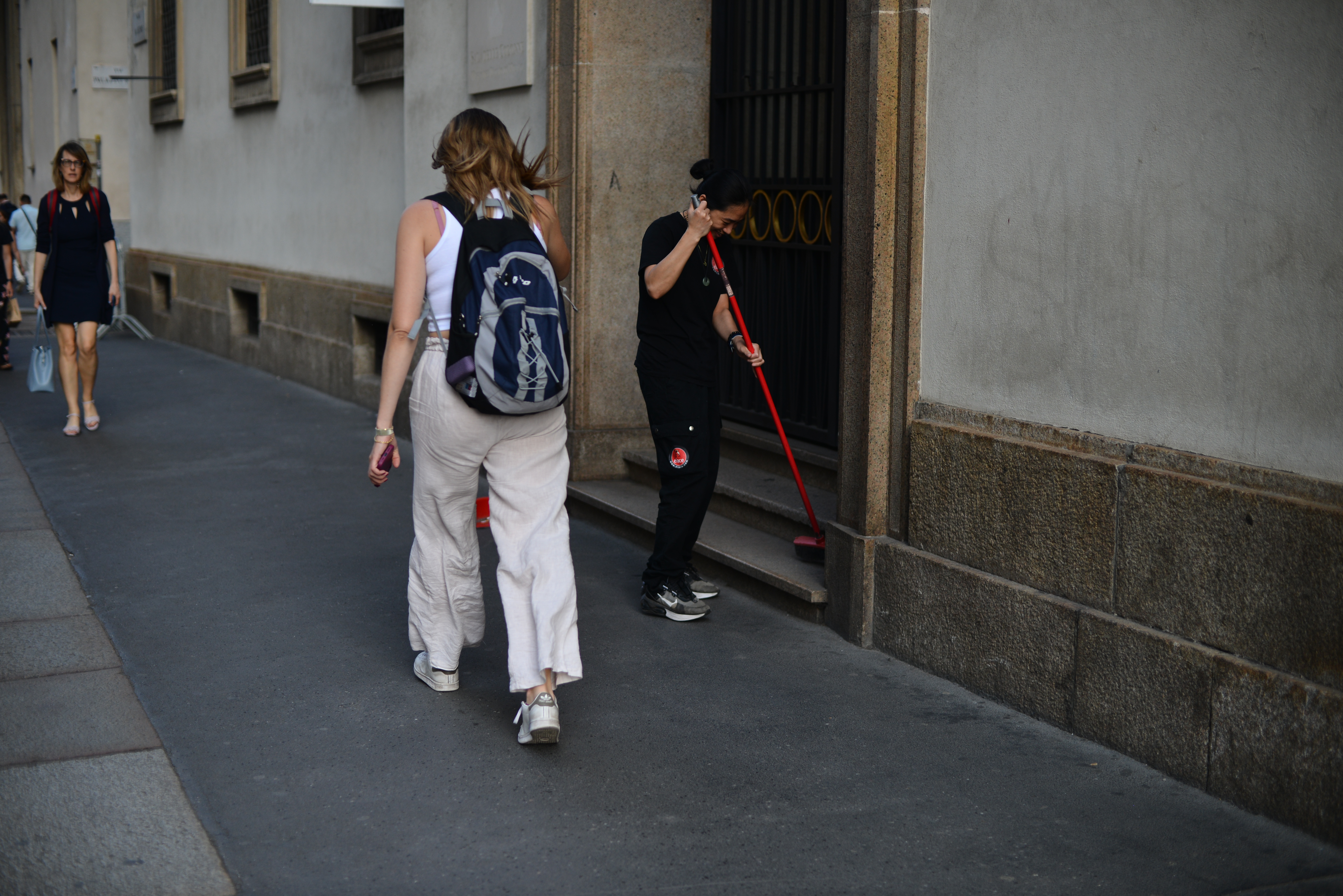 Impiegata pulisce dopo la cerimonia