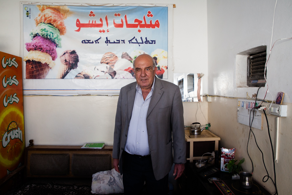 Tirbespiye, octobre 2014. Le magasin de crèmes glacées de Issa est célèbre dans toute la région, les gens viennent depuis Qamishlo se fournir chez lui.