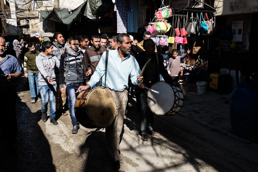 Baddawi camp, Tripoli, Lebanon Le futur mari&eacute; accompagn&eacute; par sa famille marche au son des tambours jusque chez lui, o&ugrave; il rev&ecirc;tira ses plus beaux atours pour aller chercher sa promise. 